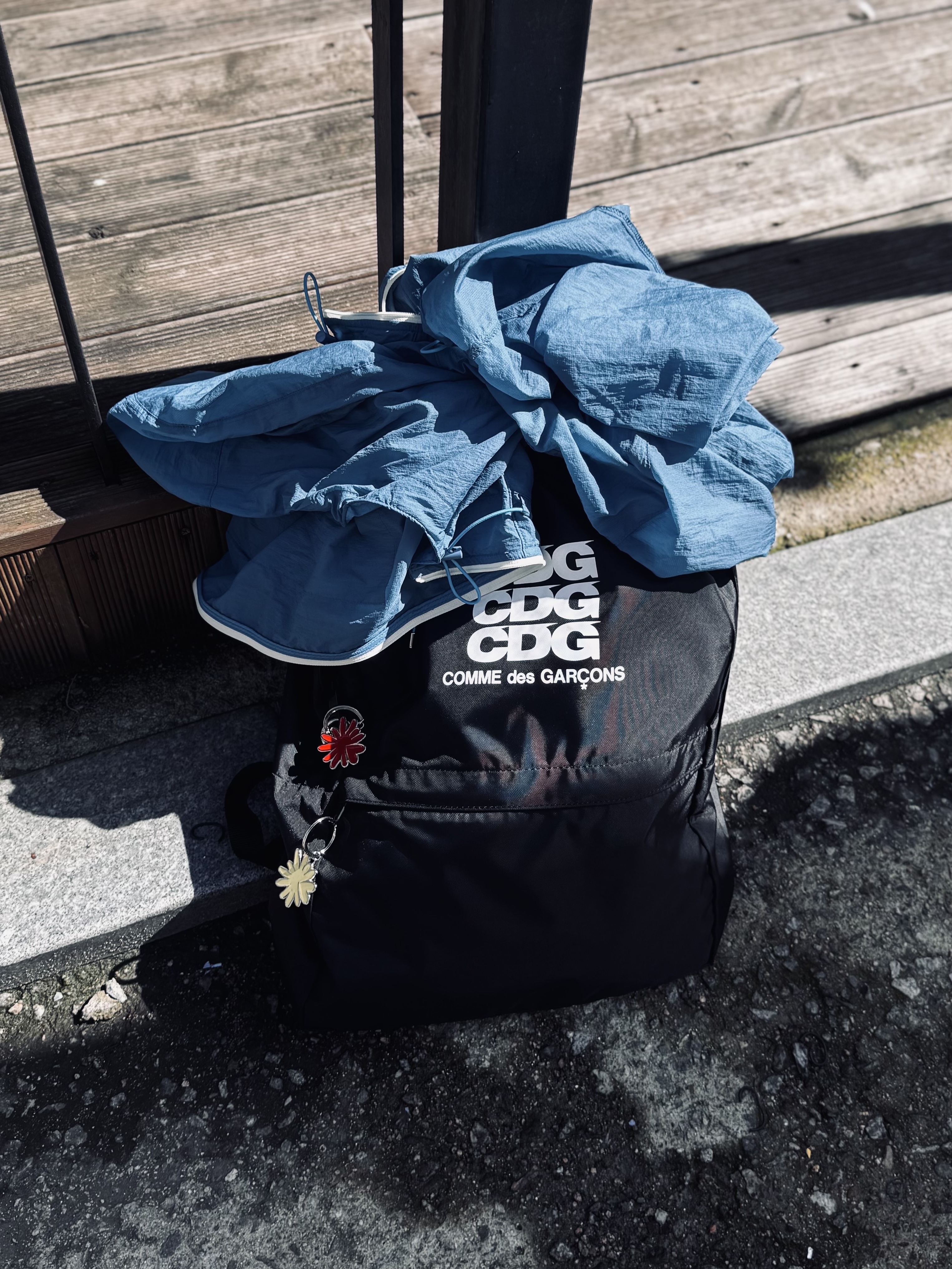 Oakley Eye Jacket Redux Silver Frame Prizm Black Polarized Lenses High Bridge Fit, CDG Backpack Black 착용 스타일 - 7