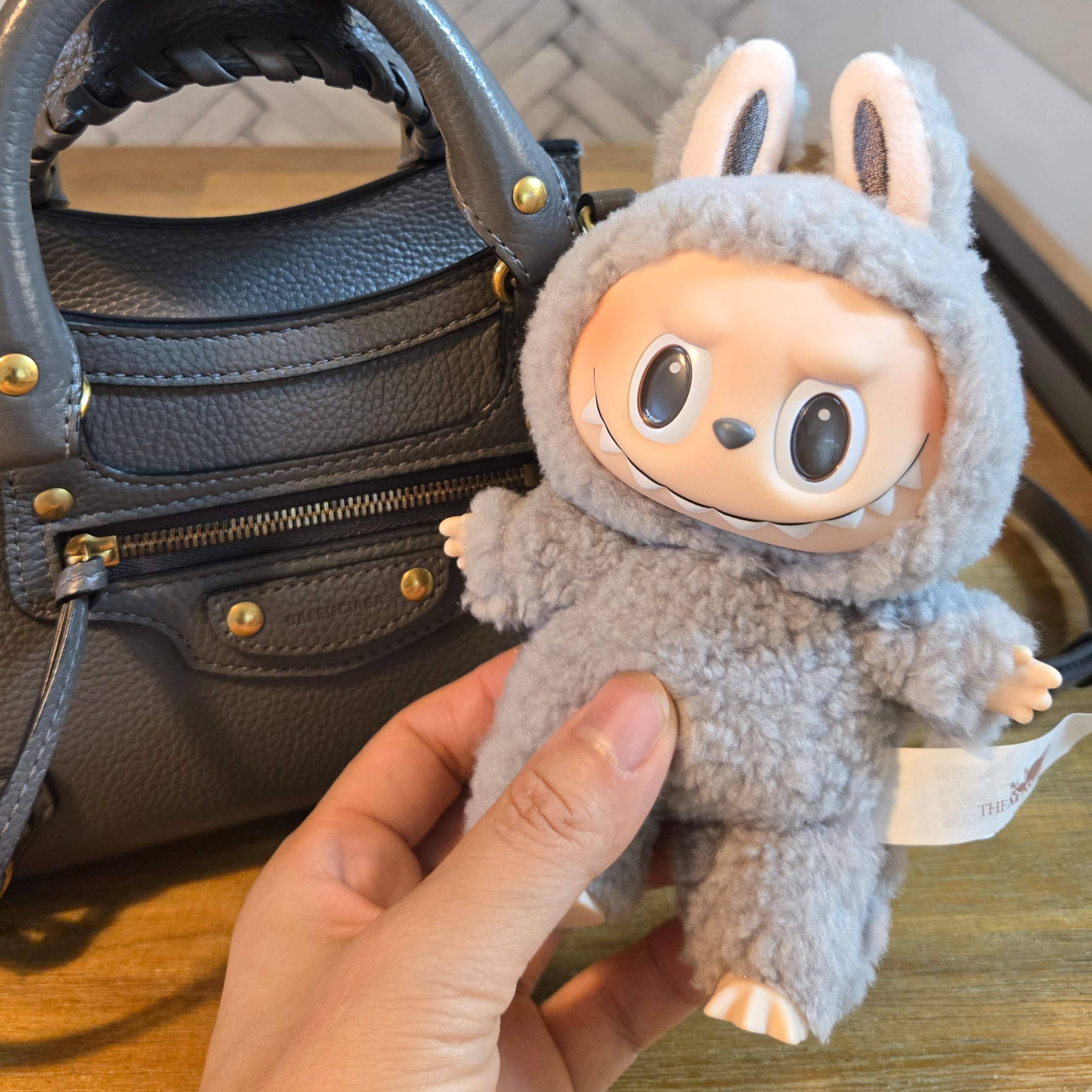 Pop Mart Labubu The Monsters Labubu Tasty Macarons Series Sesame Bean Keyring (Opened Case) 착용 스타일