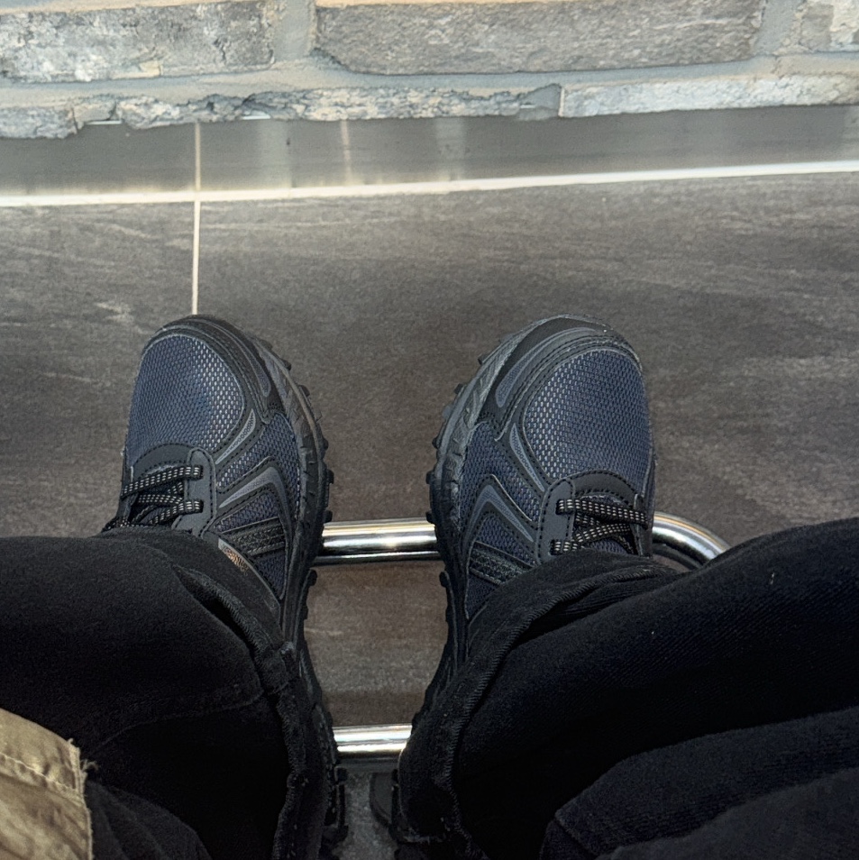 New Balance 410v5 Black - 2E Wide 착용 스타일
