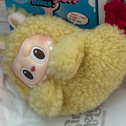Pop Mart Labubu The Monsters Wacky Mart Series Earphone Case 착용 스타일