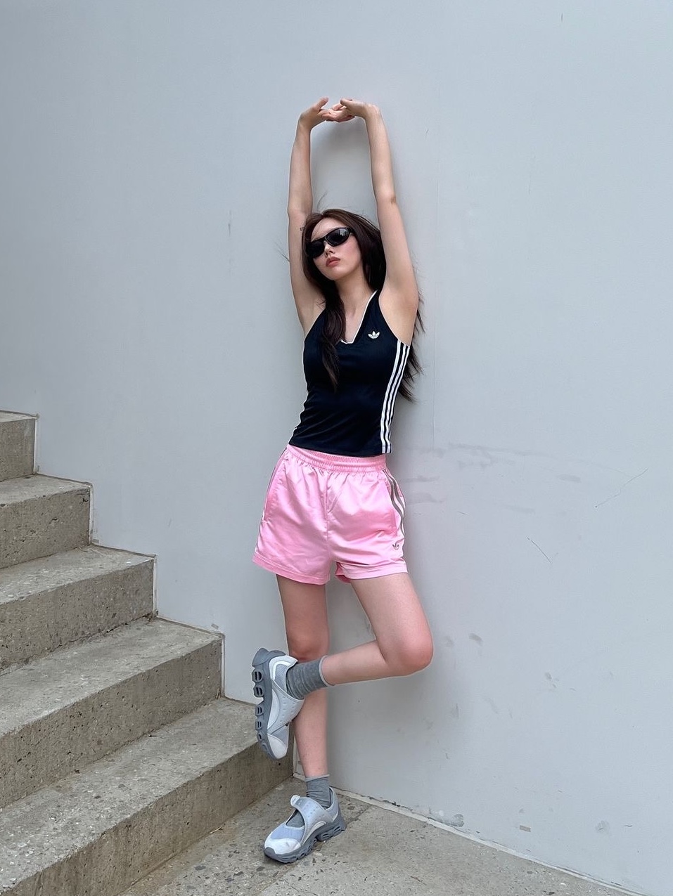 (W) Adidas V-Neck Black - KR Sizing, (W) Adidas Originals Pinstripe Satin Shorts True Pink - KR Sizing 착용 스타일