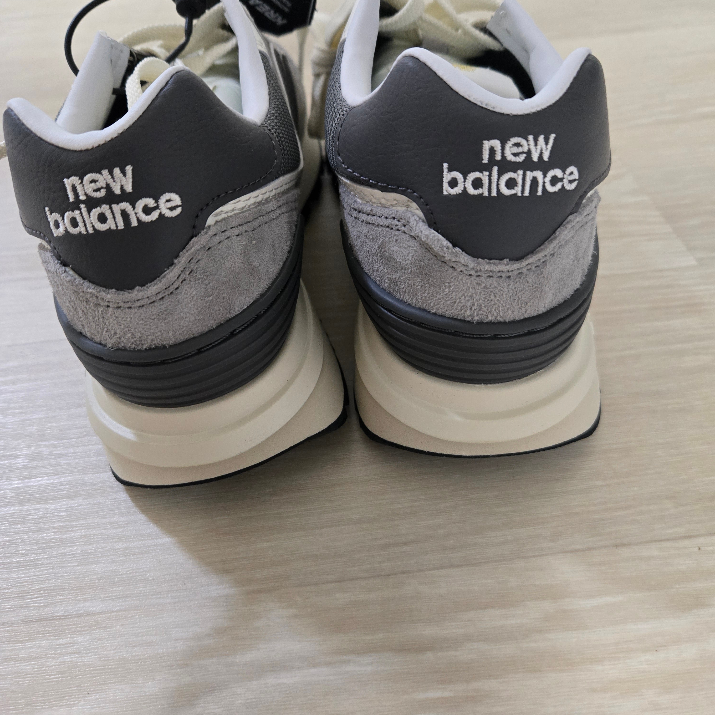 New Balance 574 Legacy Grey 착용 스타일 - 1