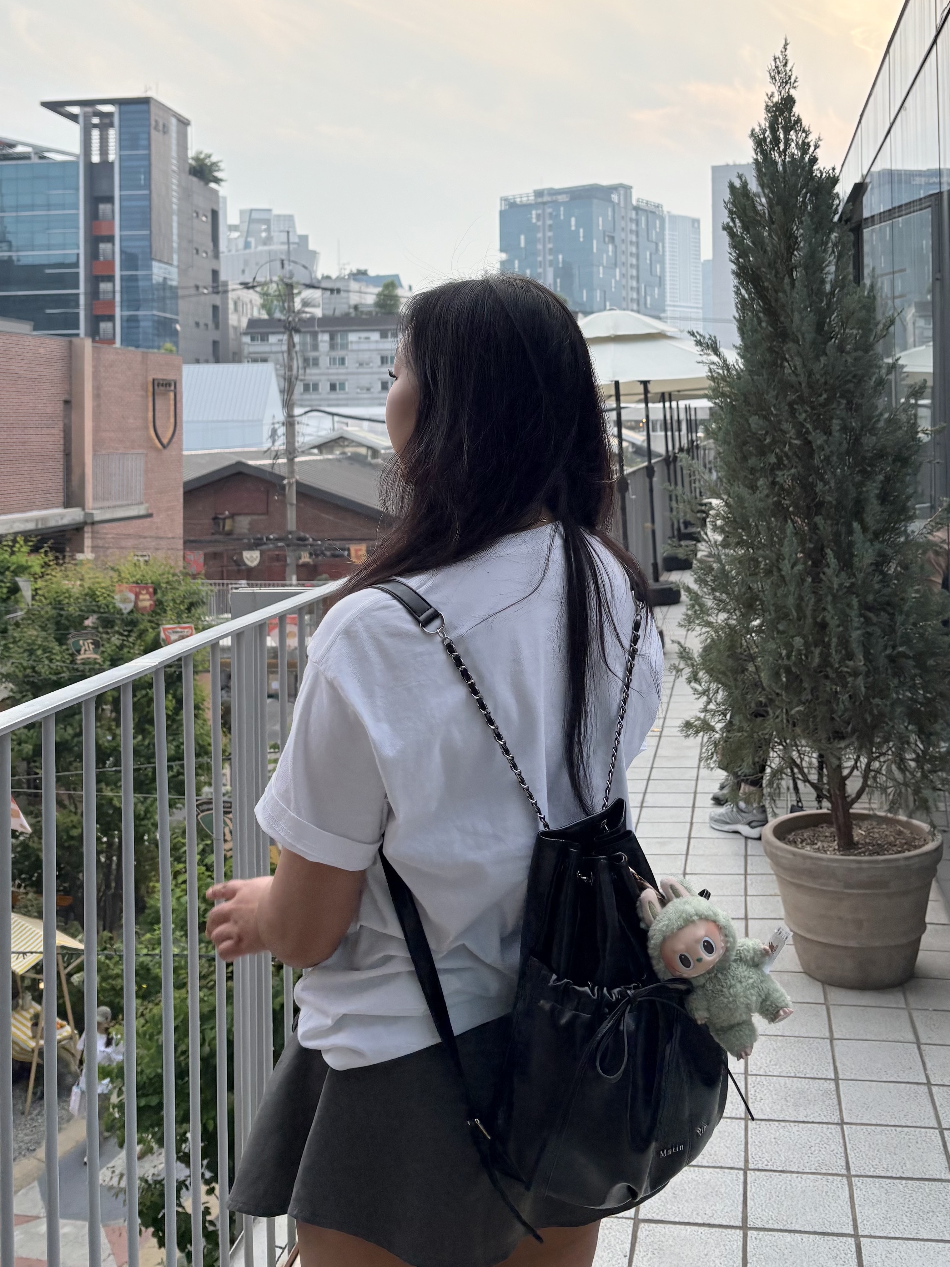 Matin Kim Draw String Ribbon Back Pack Black, Matin Kim Accordion Wallet Black 착용 스타일 - 2