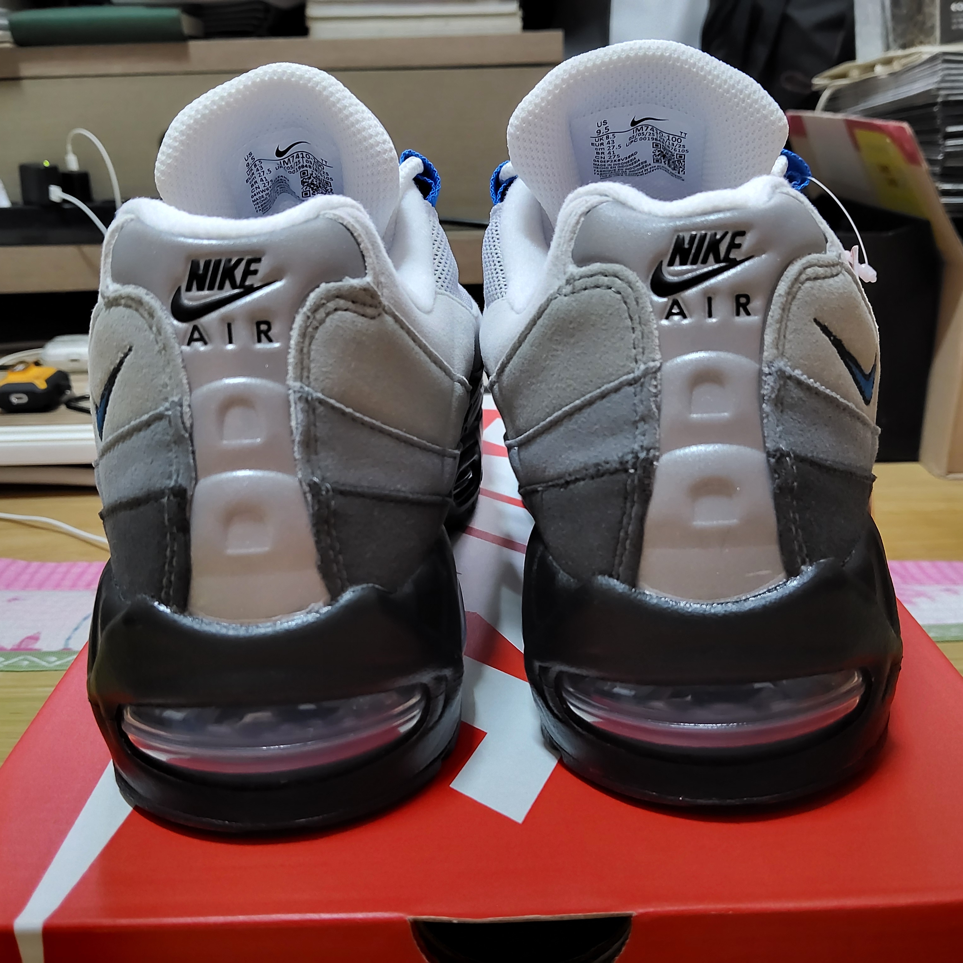 Nike Air Max 95 OG Cool Grey and Blue Spark 착용 스타일 - 10