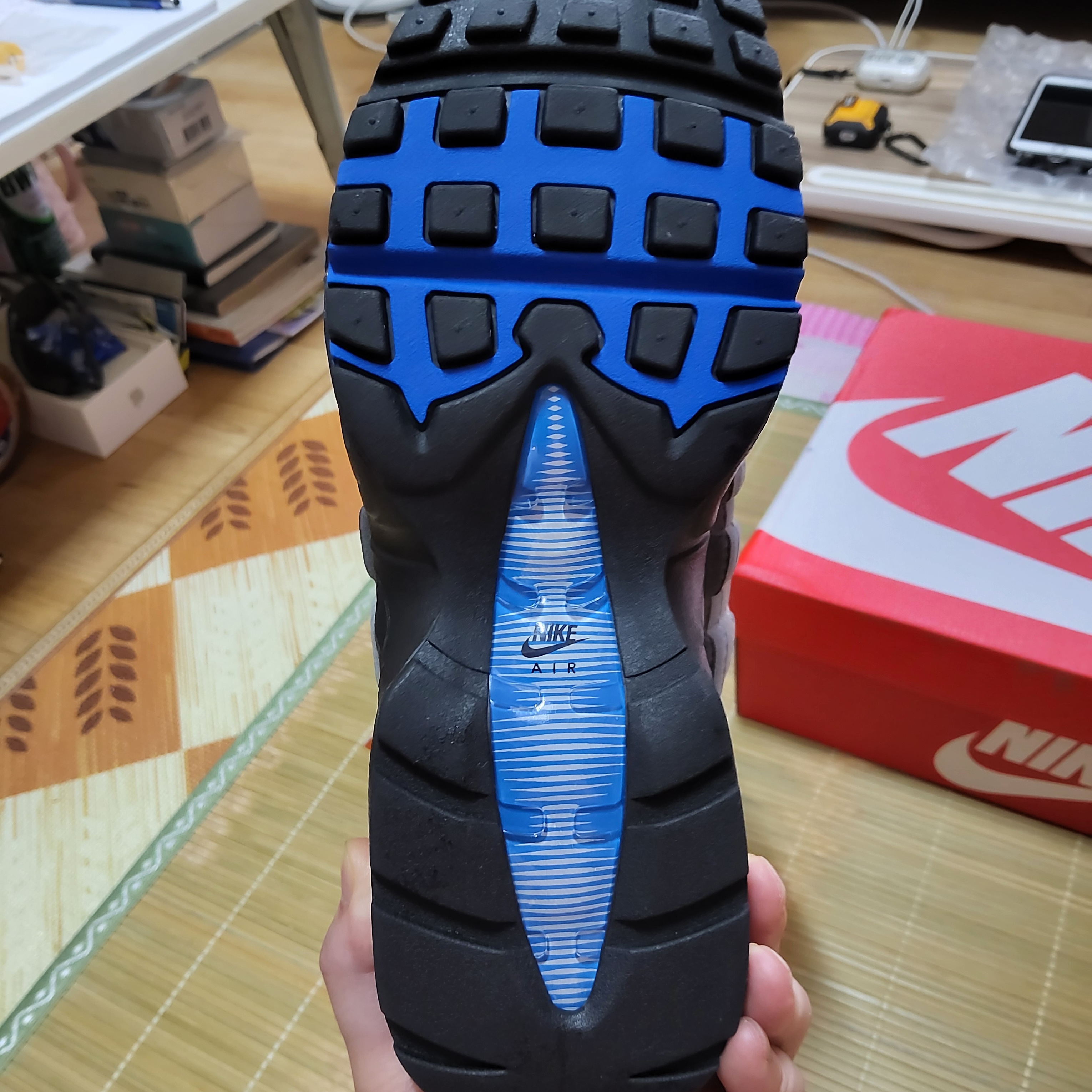 Nike Air Max 95 OG Cool Grey and Blue Spark 착용 스타일 - 9