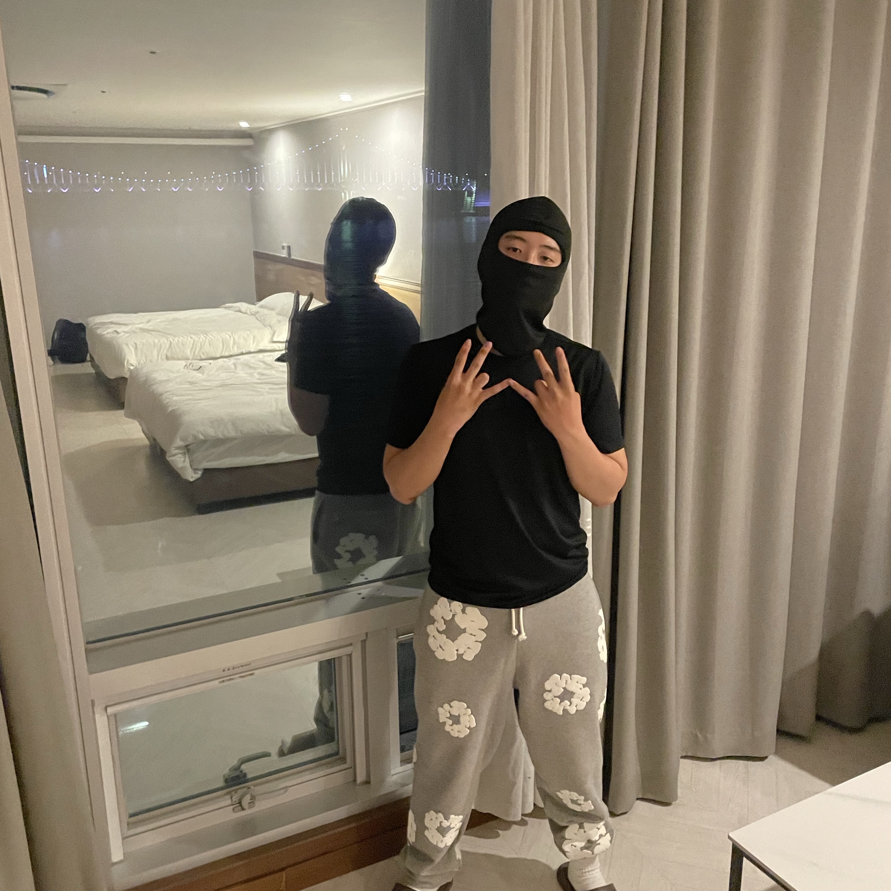 Denim Tears The Cotton Wreath Sweatpants Grey, Nike Dri-Fit Fitness T-Shirt Black - Asia 착용 스타일 - 2