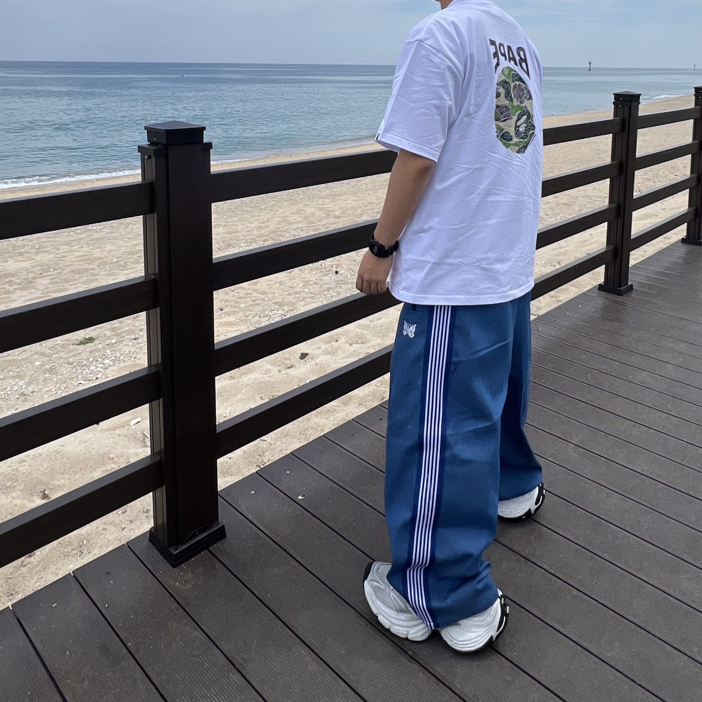 Balenciaga 10XL Sneakers White Grey Silver Black, BAPE ABC Camo Hand Draw Ape Head Relaxed Fit T-Shirt White 착용 스타일 - 3