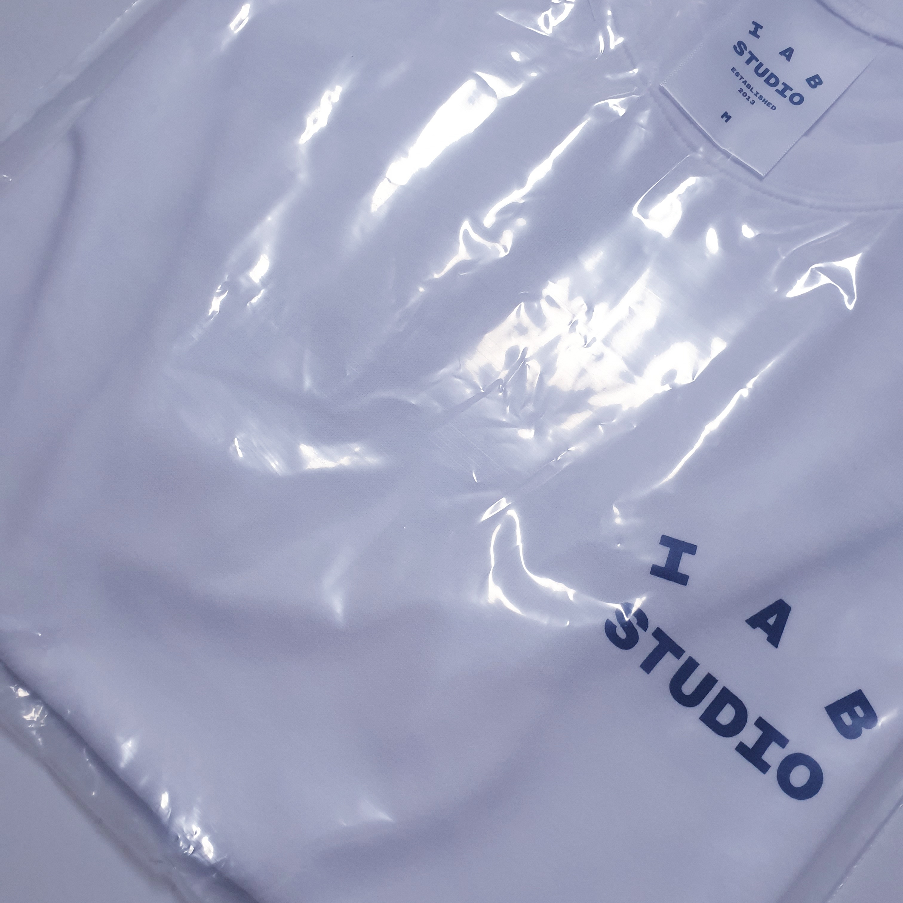 IAB Studio T-Shirt White Navy 착용 스타일