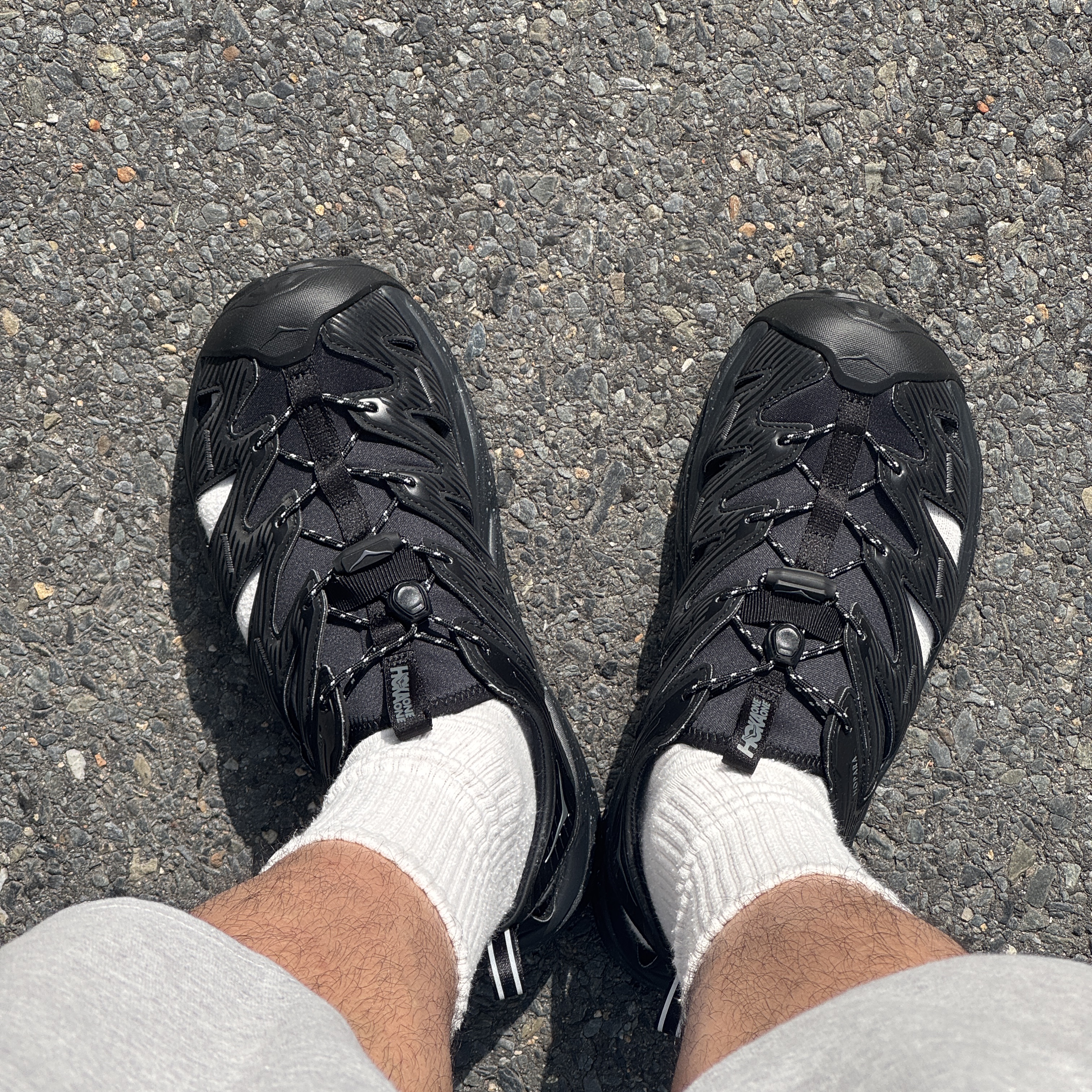 Hoka Hopara Black Castle Rock 착용 스타일