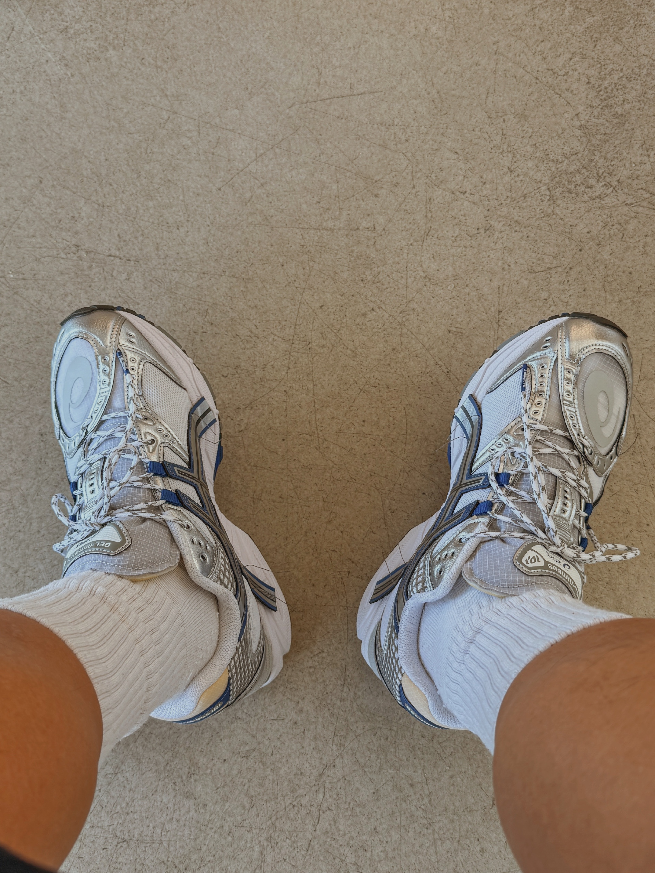Asics x Invincible Gel-Nimbus 10.1 HTTP 404 Cream Metallic Silver Blue, Nike Member Days Summer Mesh Bag 착용 스타일 - 3