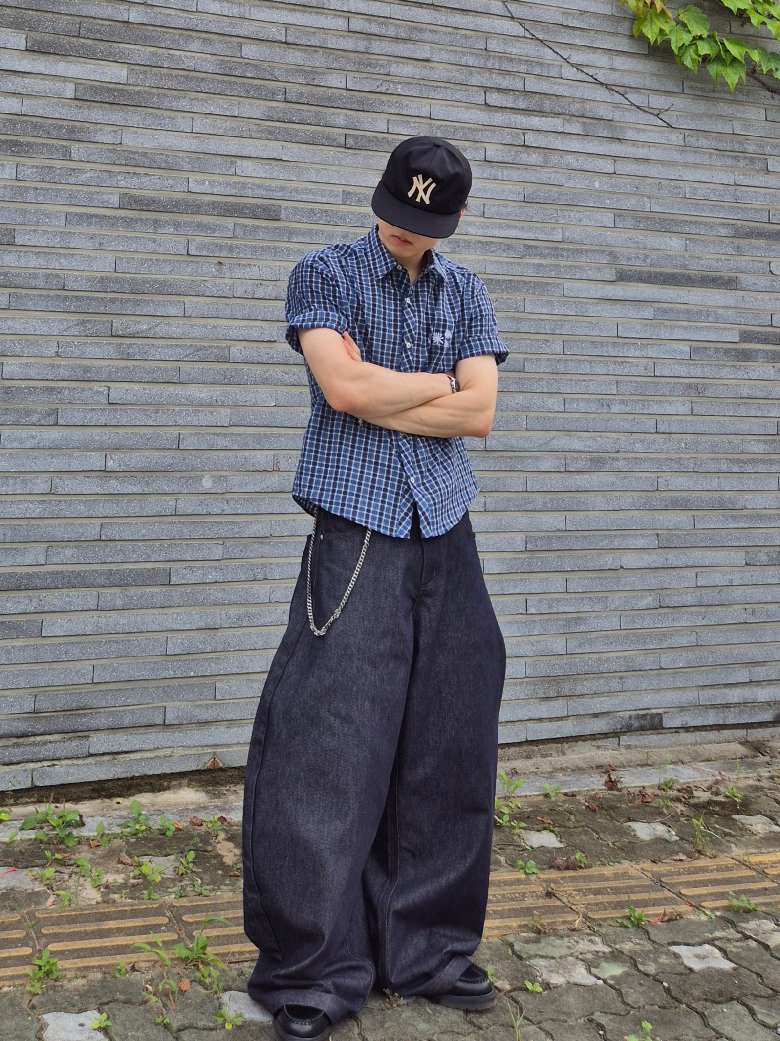 Dr. Martens Adrian Smooth Black, DANDEL Bluebell Check Shirt Blue 착용 스타일 - 1