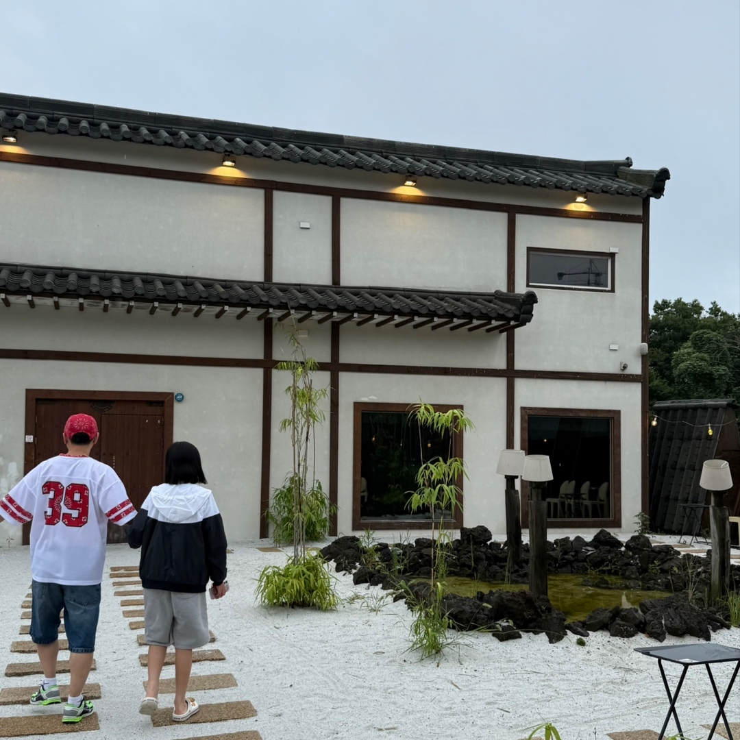 Supreme Bandana Football Jersey White - 25SS, Supreme Bandana Jacquard Denim Camp Cap Red - 25SS 착용 스타일