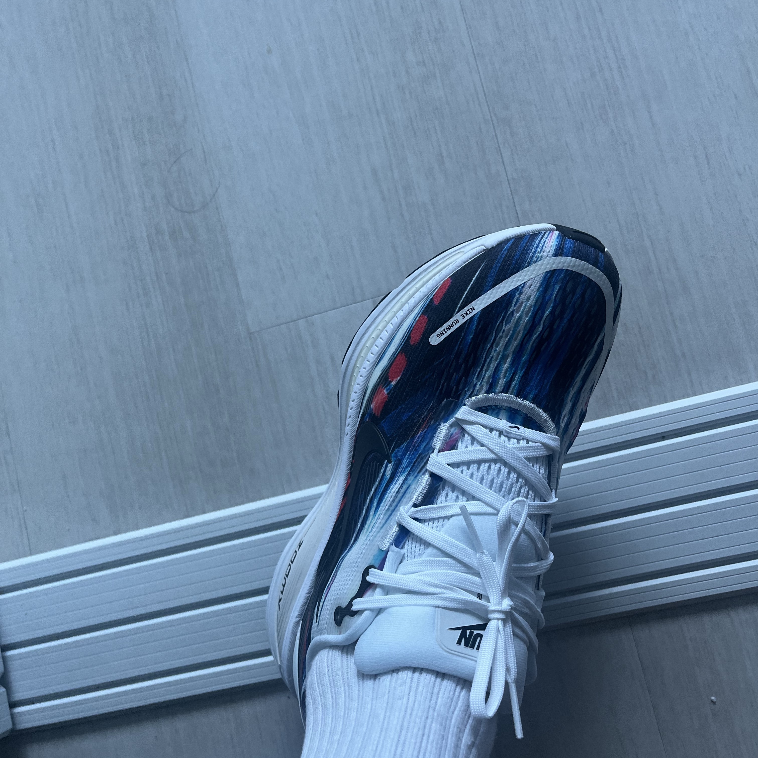 Nike Vomero 18 SE Multicolor White 착용 스타일