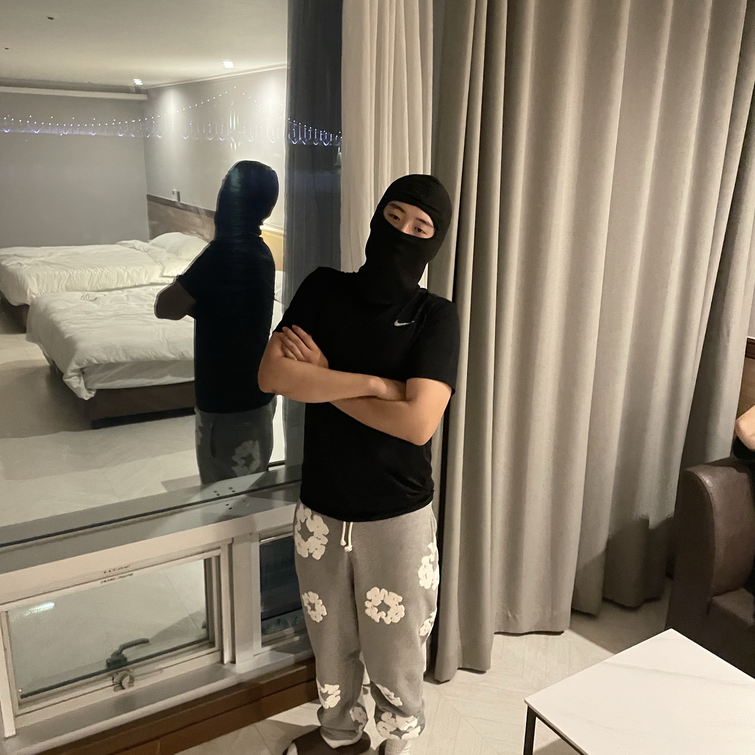 Denim Tears The Cotton Wreath Sweatpants Grey, Nike Dri-Fit Fitness T-Shirt Black - Asia 착용 스타일 - 3