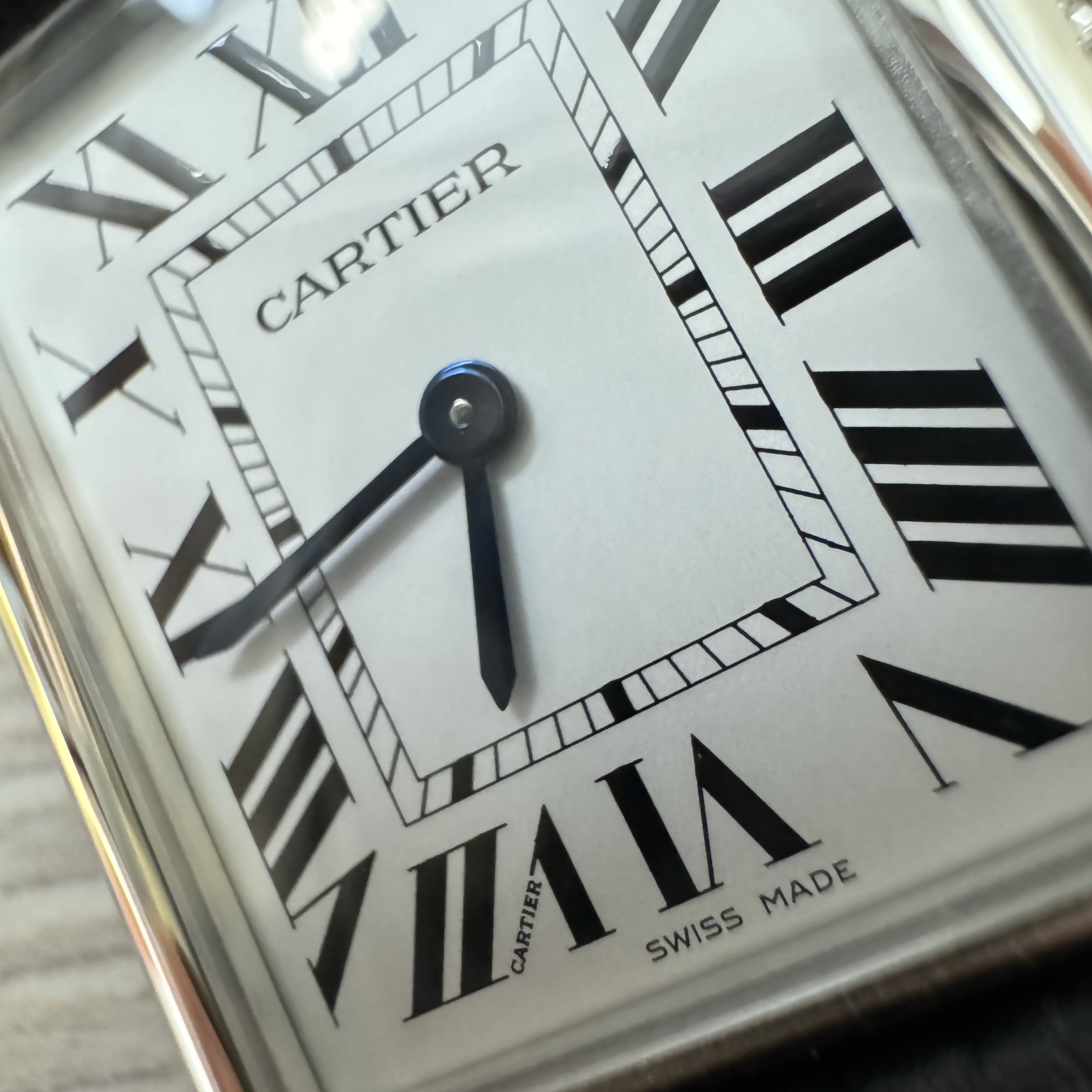 Cartier Tank Must Watch Large Quartz Steel Calfskin Black 착용 스타일 - 1