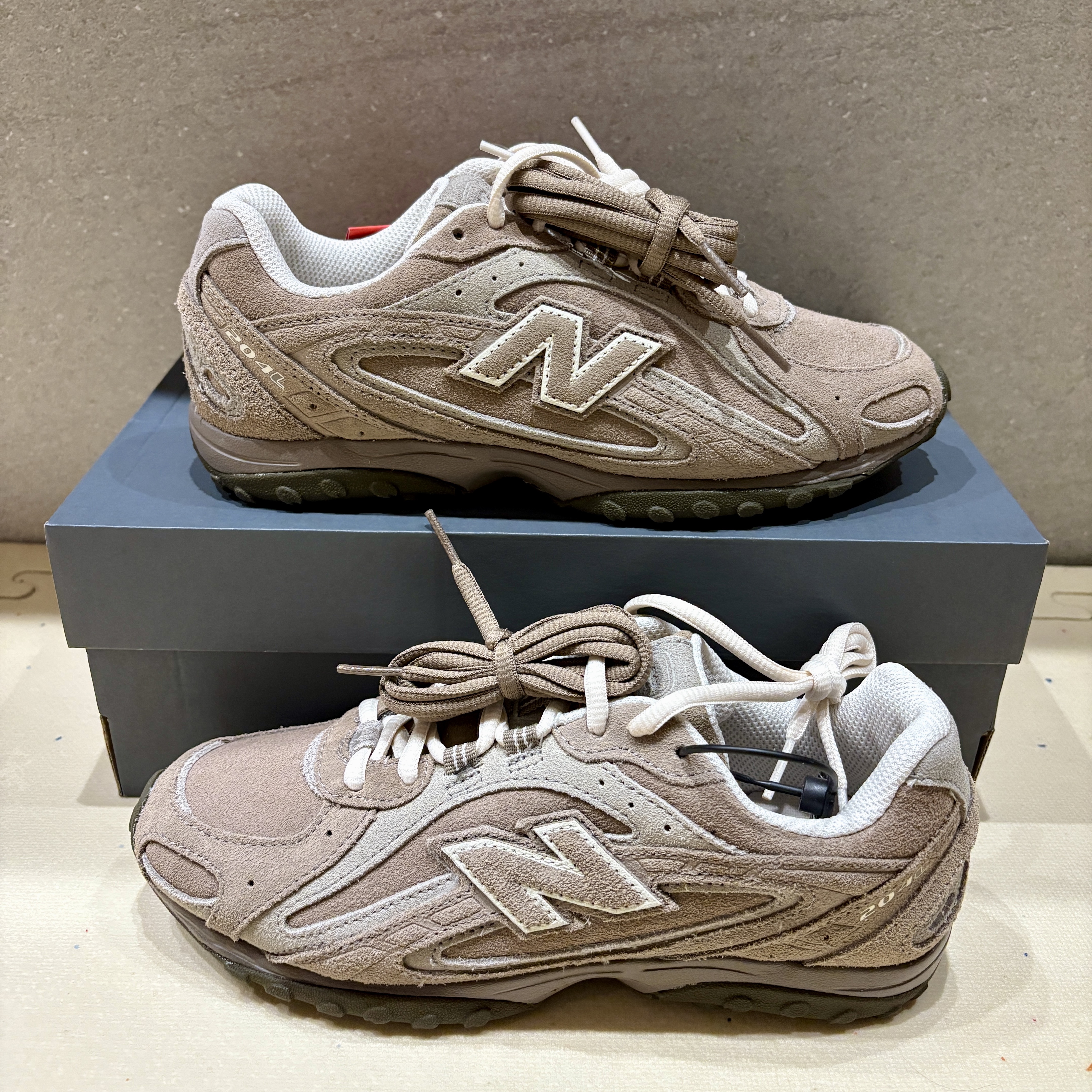 New Balance 204L Suede Mushroom Arid Stone 착용 스타일 - 1