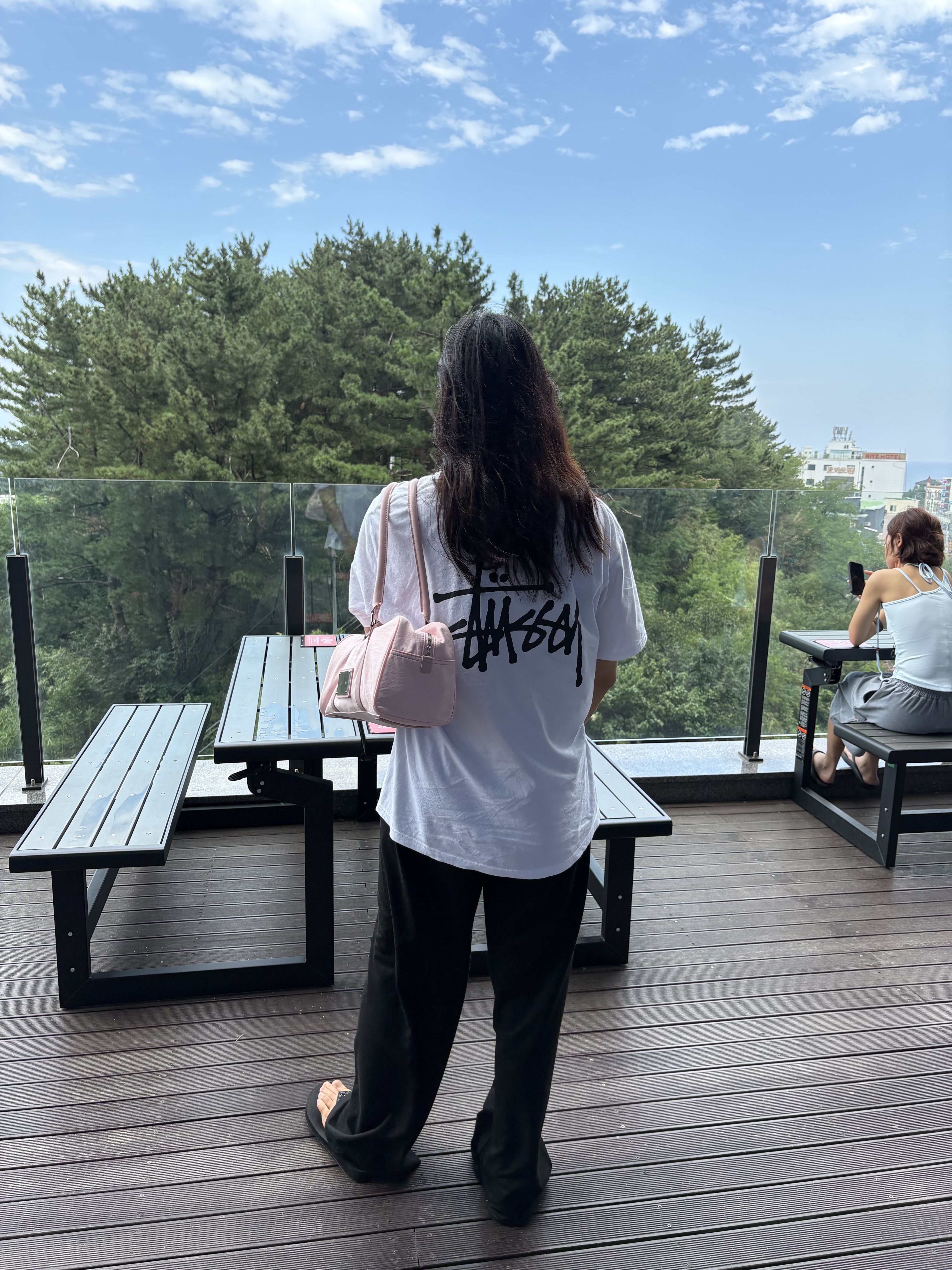 Matin Kim Sporty Tote Bag in Light Pink, Stussy Basic Stussy T-Shirt White 2024, 2025 착용 스타일 - 1