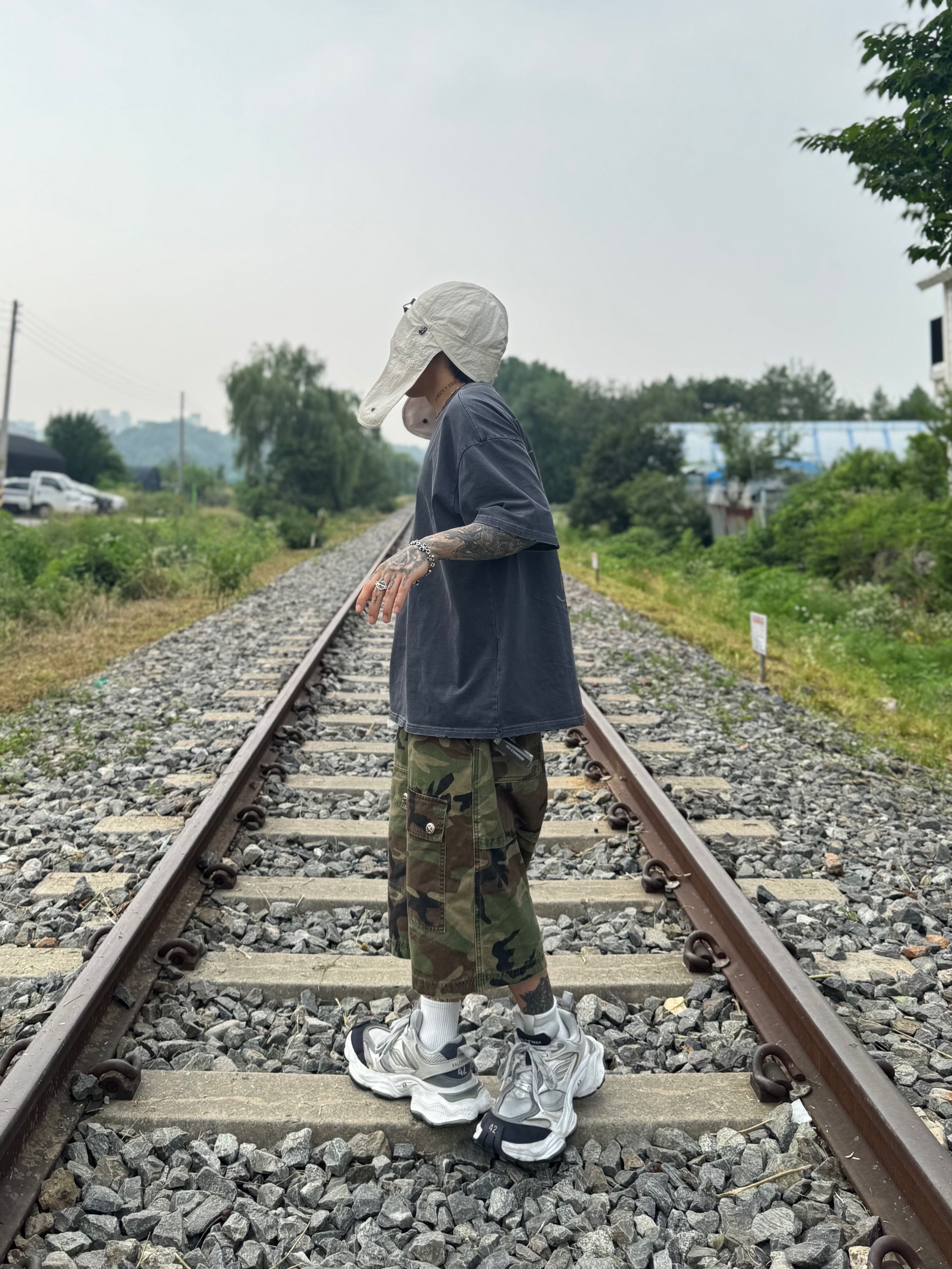 Balenciaga Cargo Sneakers White Grey 착용 스타일 - 5