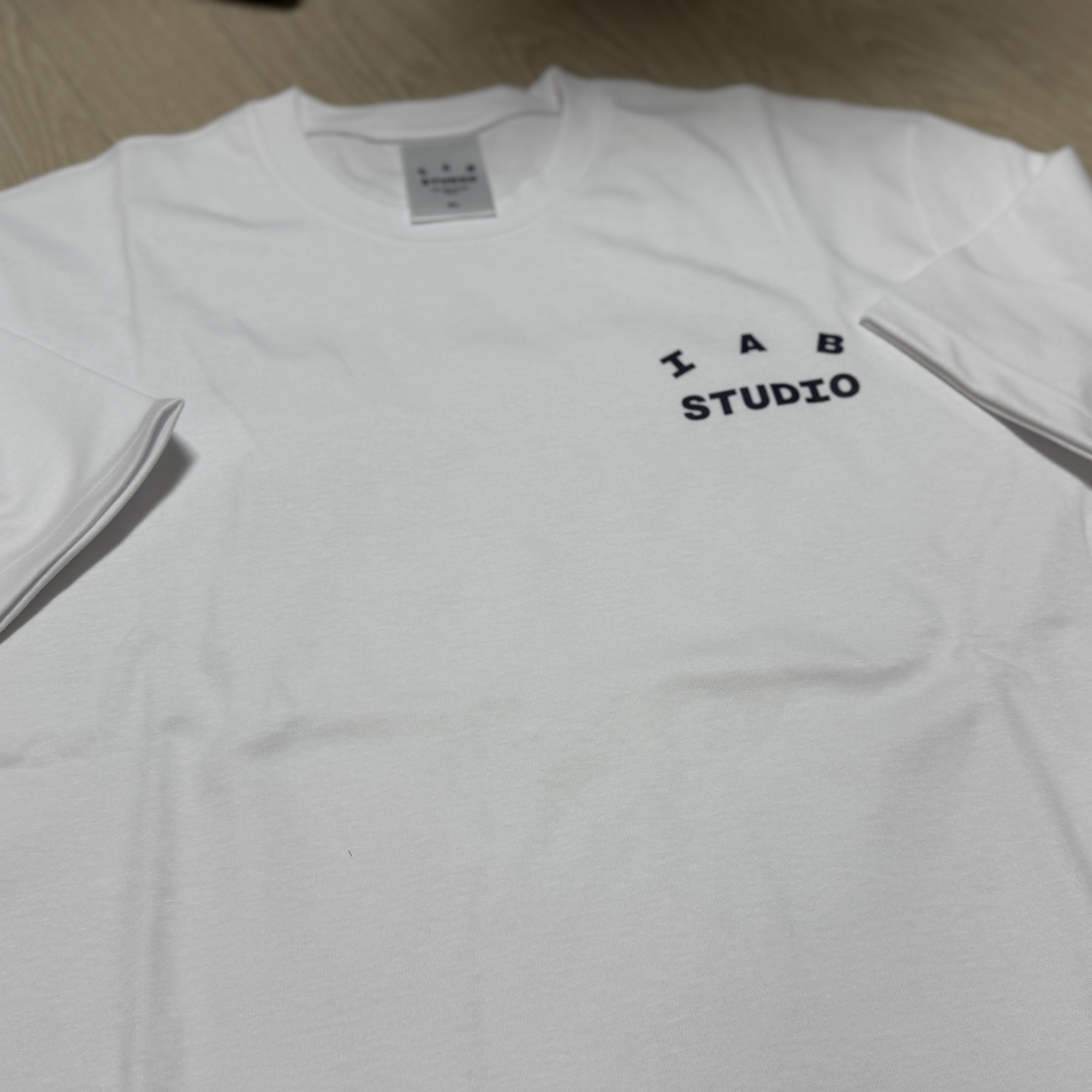IAB Studio T-Shirt White Navy 착용 스타일 - 3