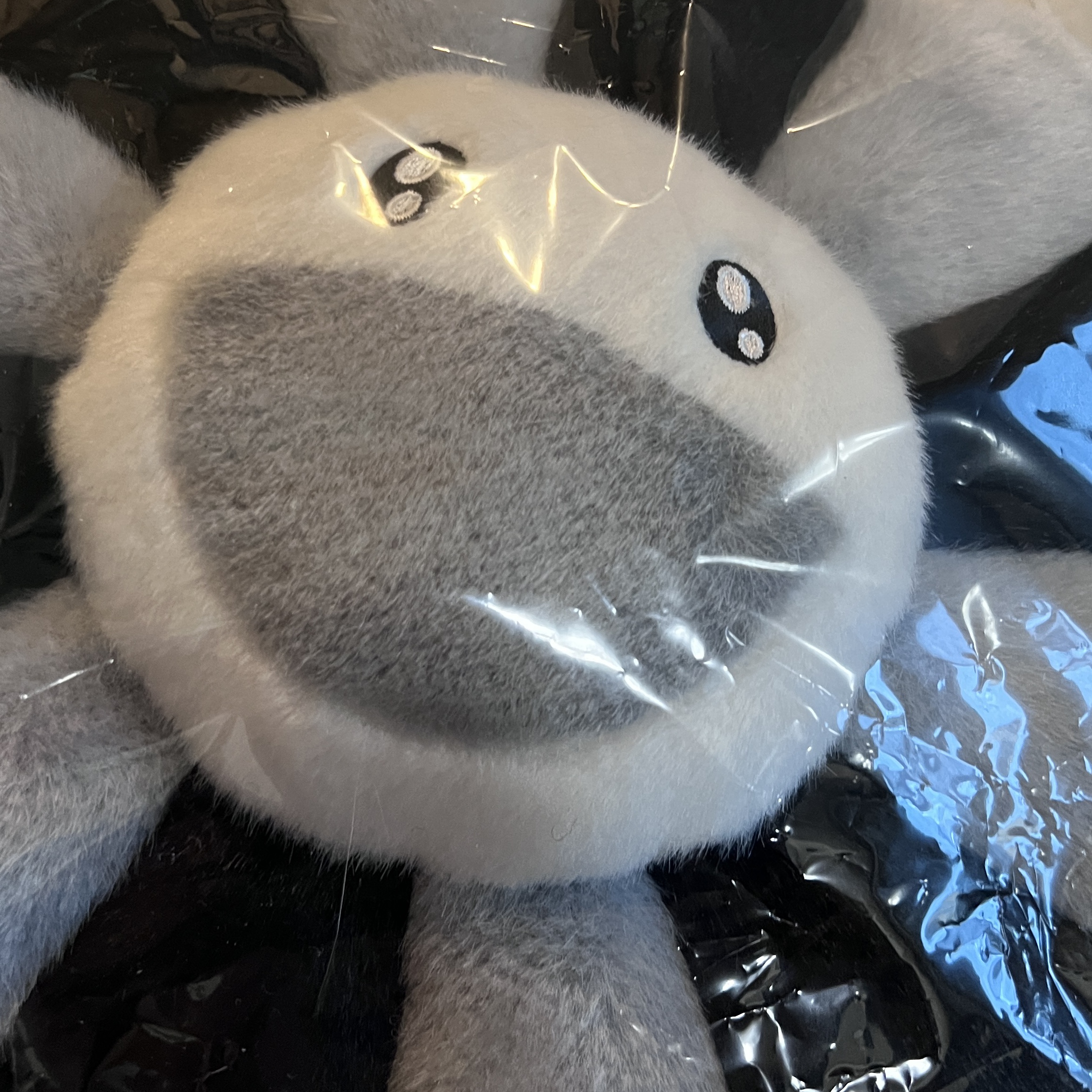 Kaikai Kiki Flower Cushion 60cm Grey Black 착용 스타일