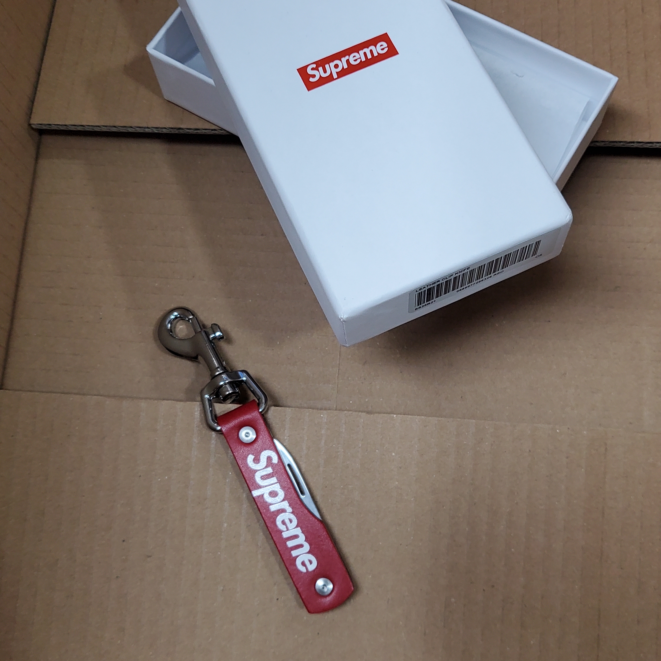 Supreme Leather Clip Knife Red - 25SS 착용 스타일