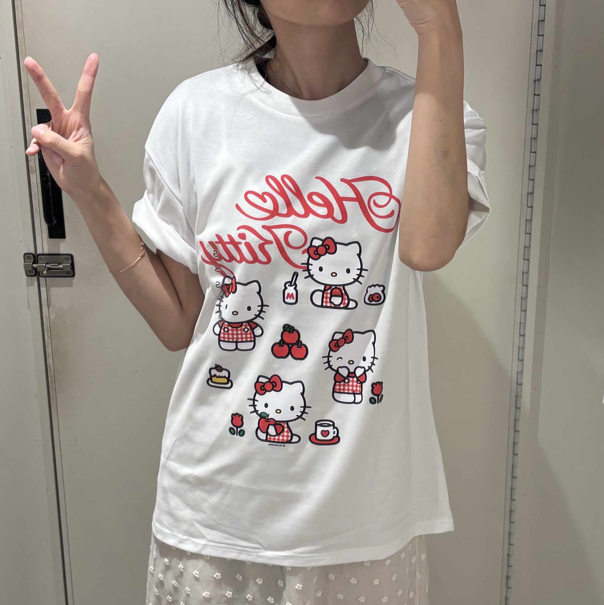 Spao x Hello Kitty Short Sleeve T-Shirt Red 착용 스타일