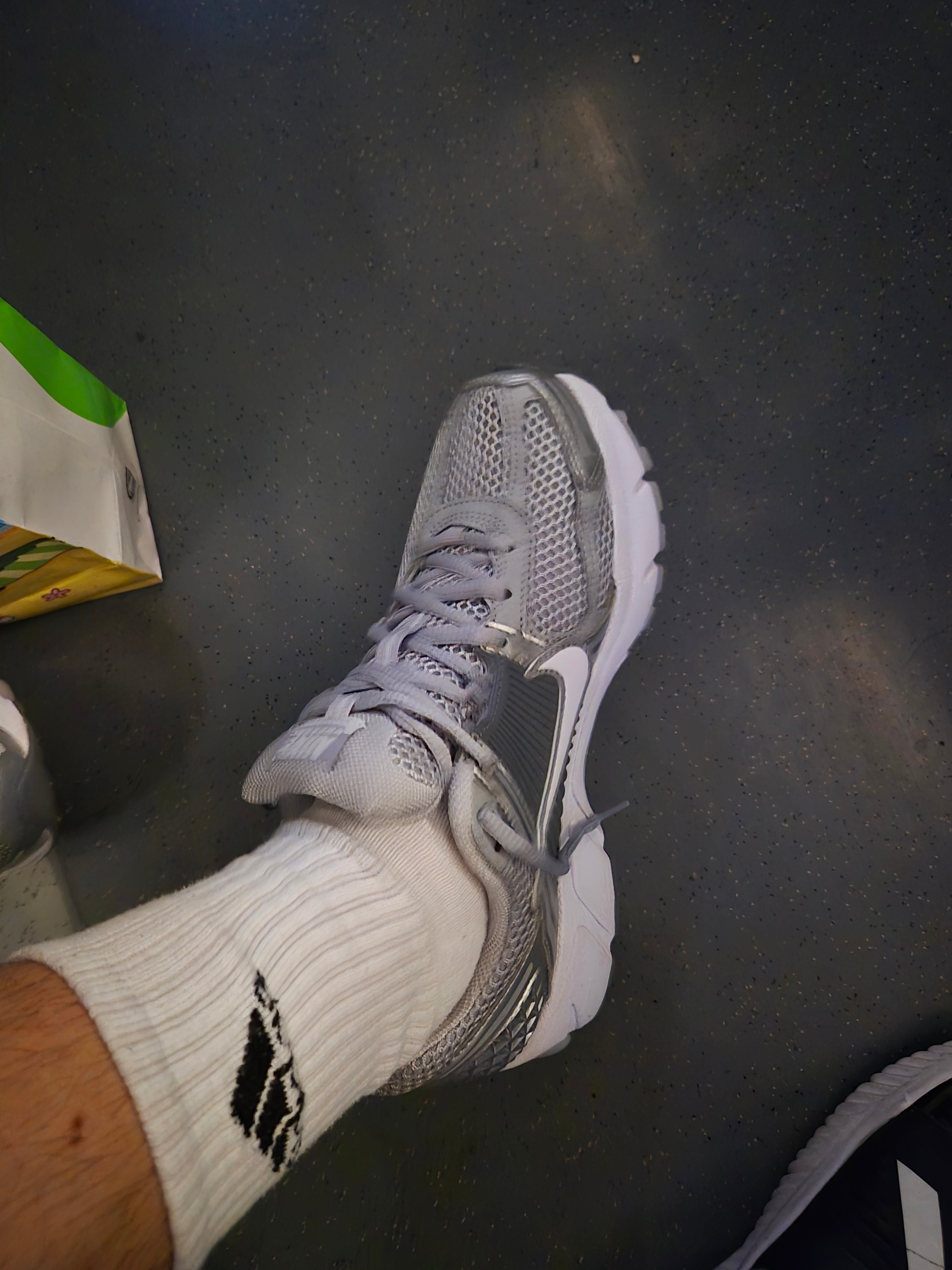 Nike Zoom Vomero 5 Wolf Grey White 착용 스타일