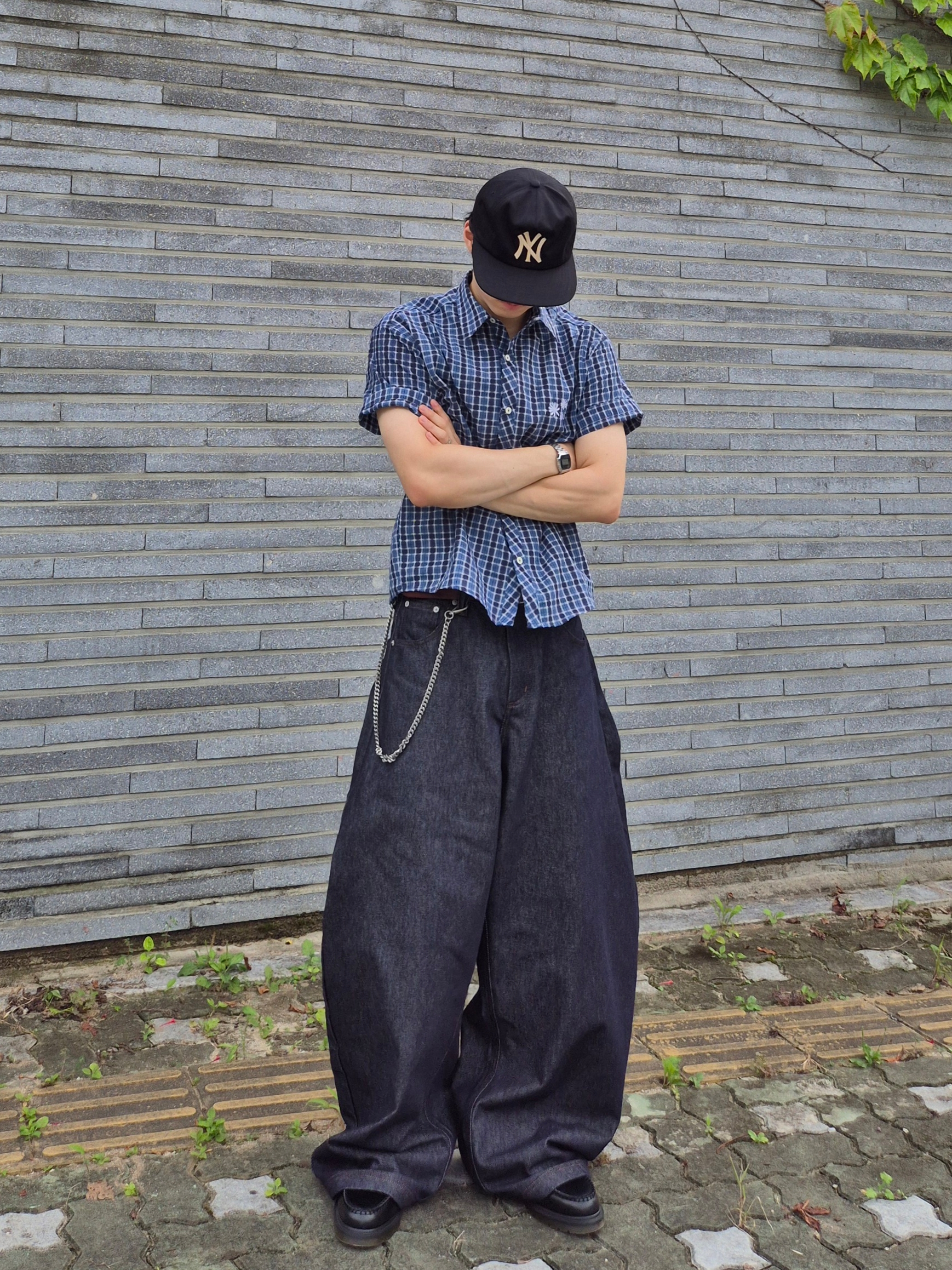 Dr. Martens Adrian Smooth Black, DANDEL Bluebell Check Shirt Blue 착용 스타일 - 2