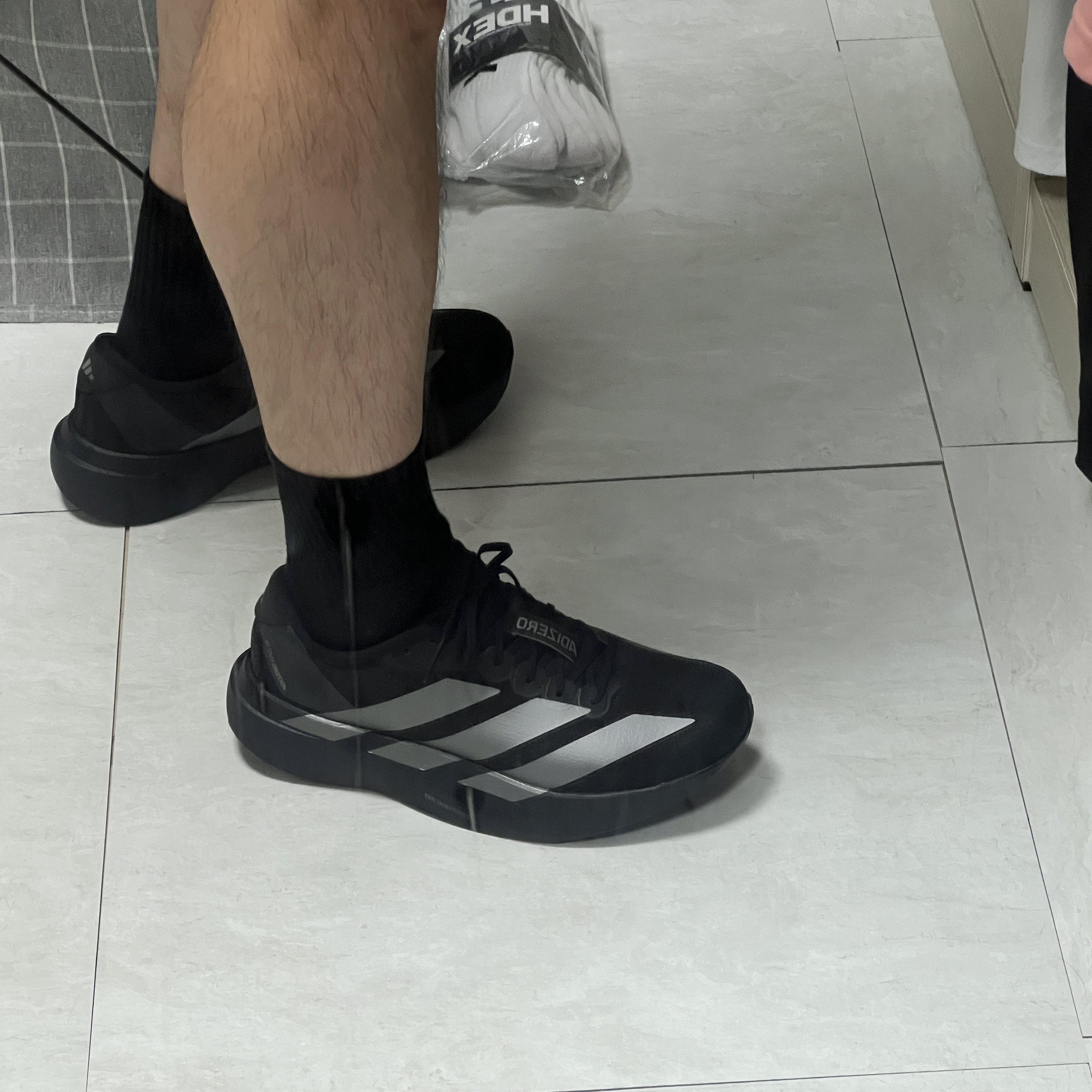 Adidas Adizero EVO SL Core Black Iron Metallic 착용 스타일