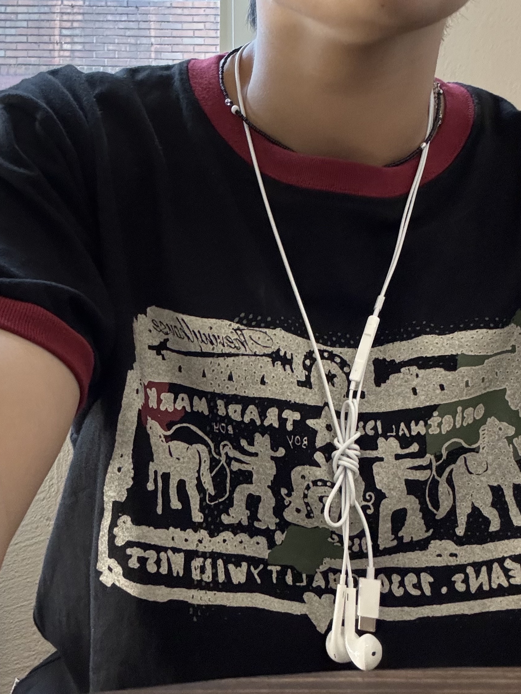 Clarks Wallabee Maple Suede, Apple EarPods USB-C Connector (Korean Ver.) 착용 스타일 - 2