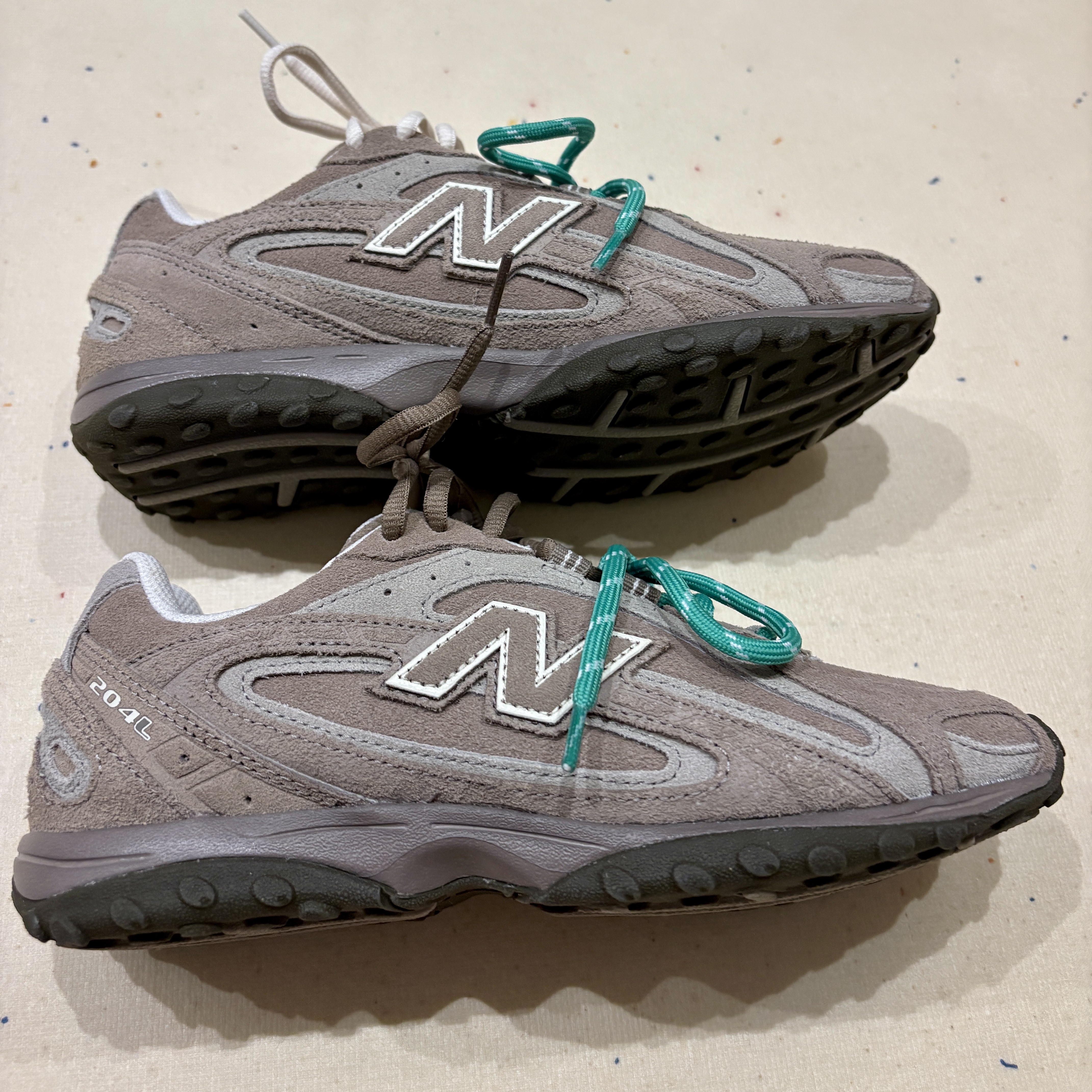 New Balance 204L Suede Mushroom Arid Stone 착용 스타일 - 4