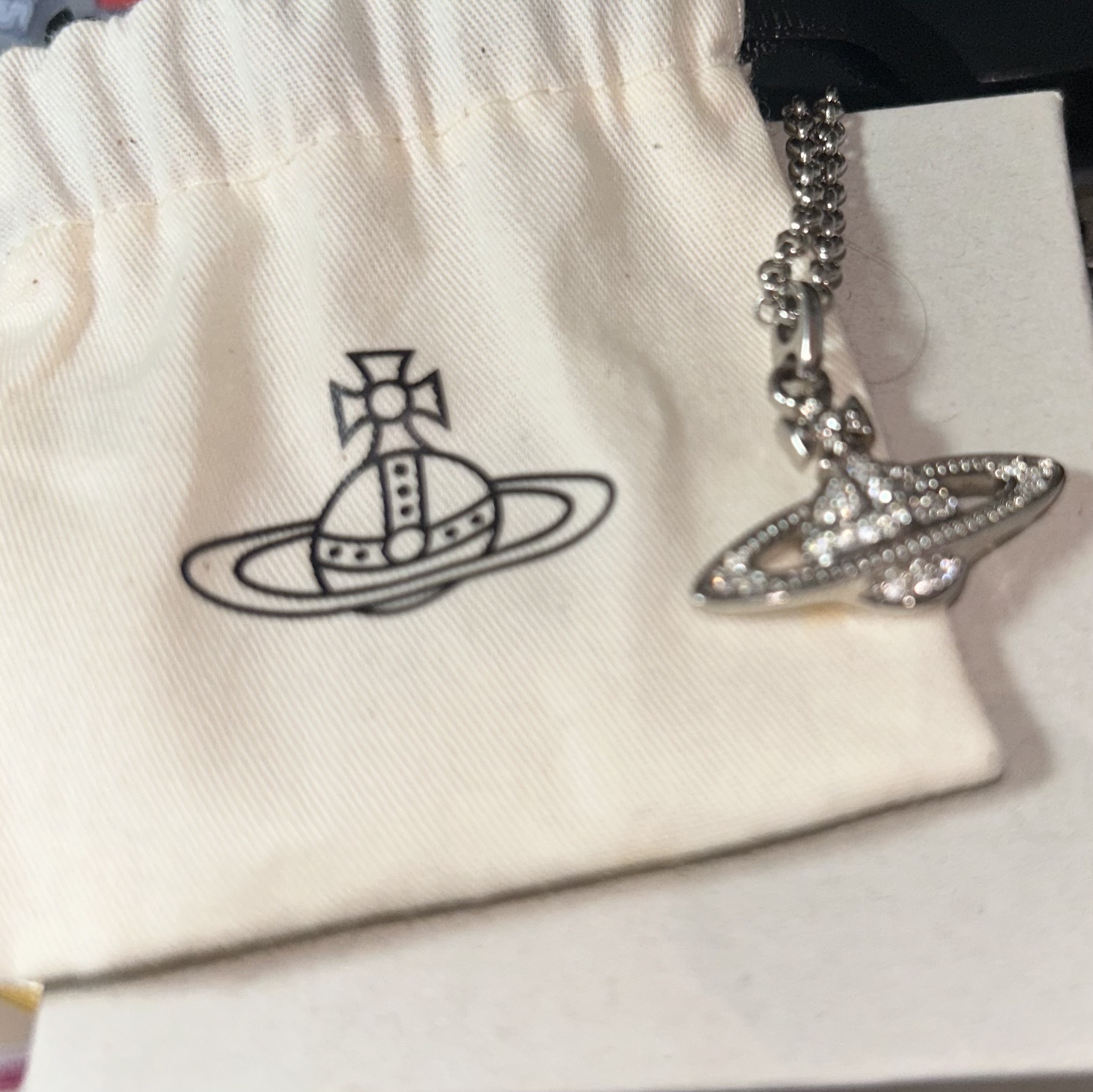 Vivienne Westwood Mini Bas Relief Pendant Silver 착용 스타일