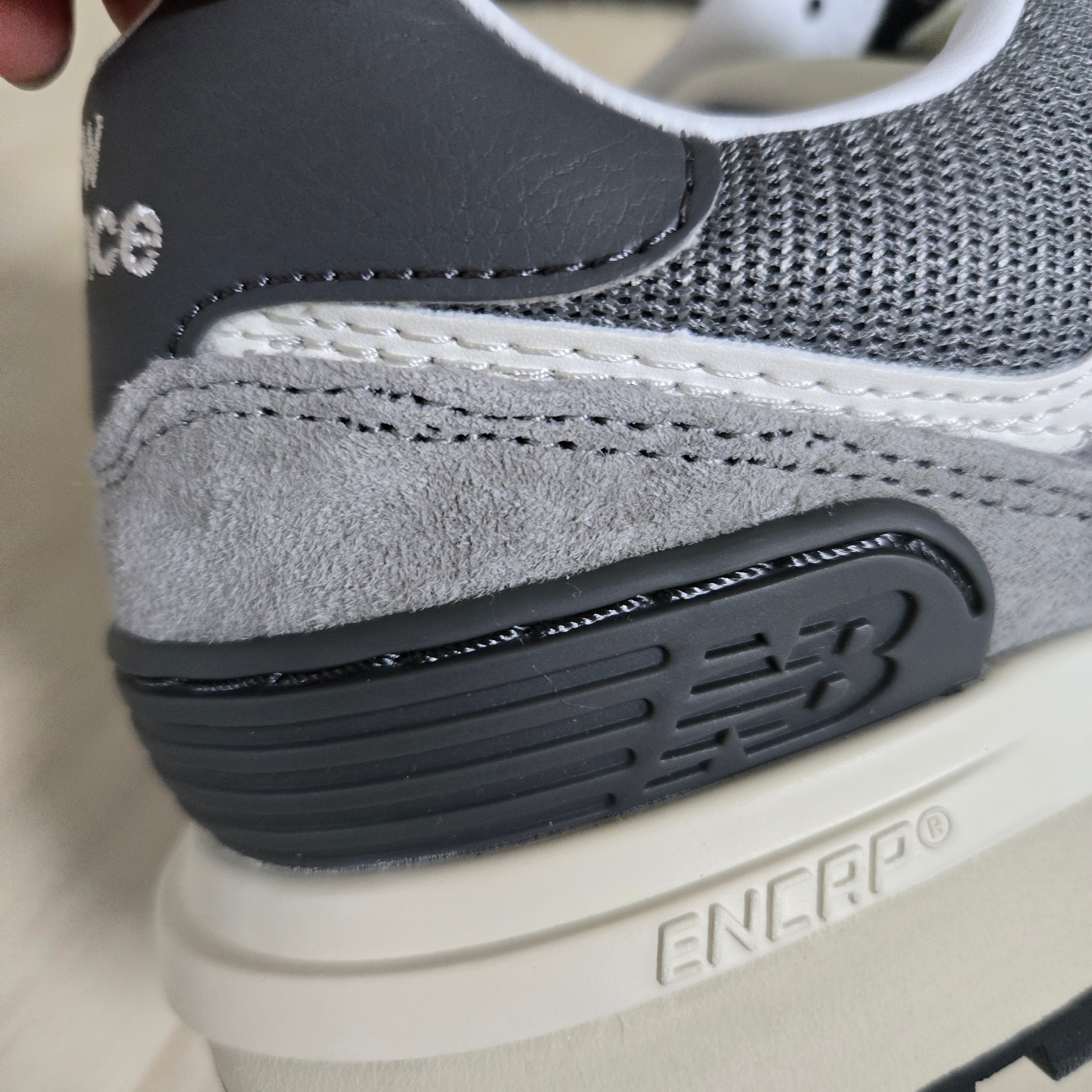 New Balance 574 Legacy Grey 착용 스타일 - 2