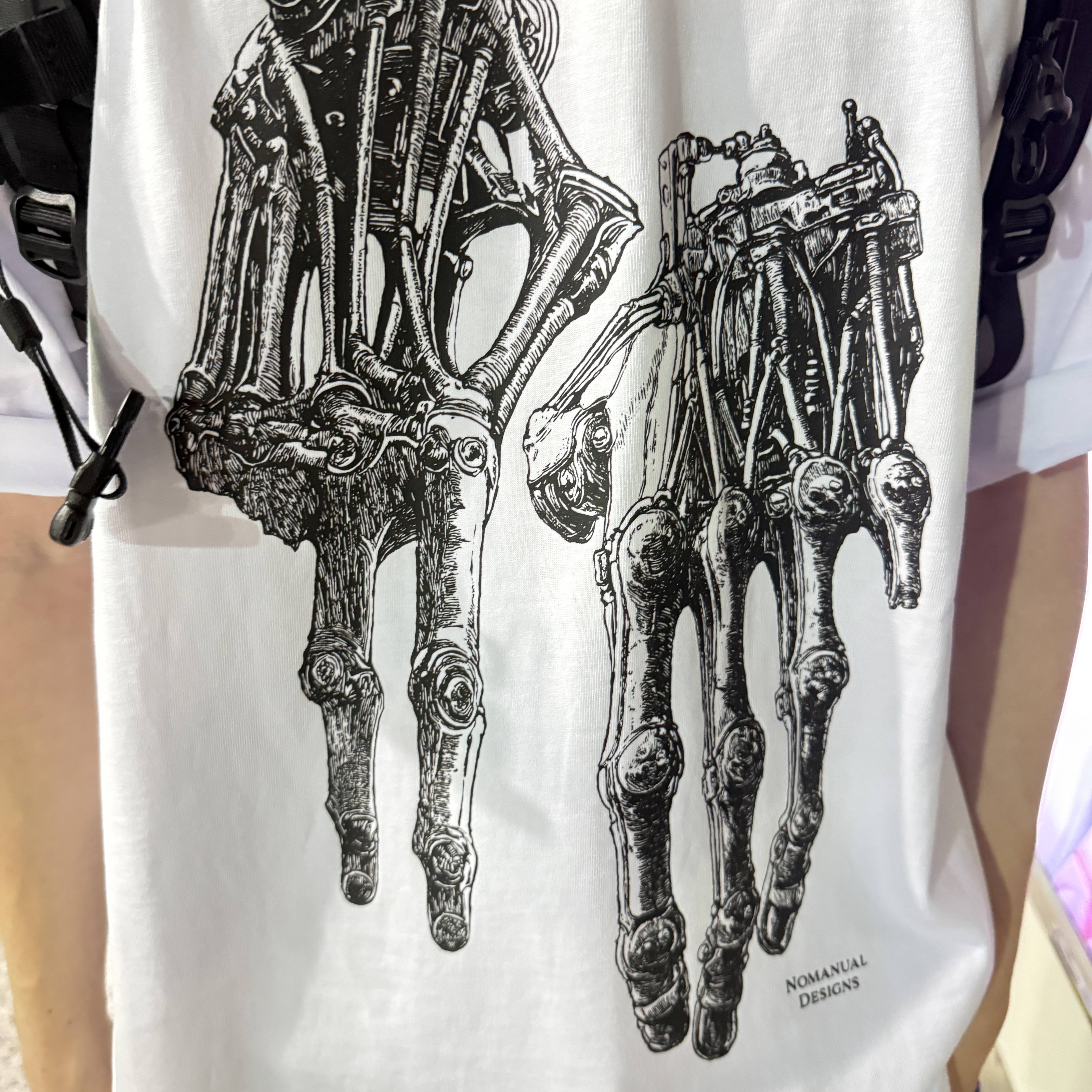 NOMANUAL Robotic Hand NM T-Shirt White 착용 스타일