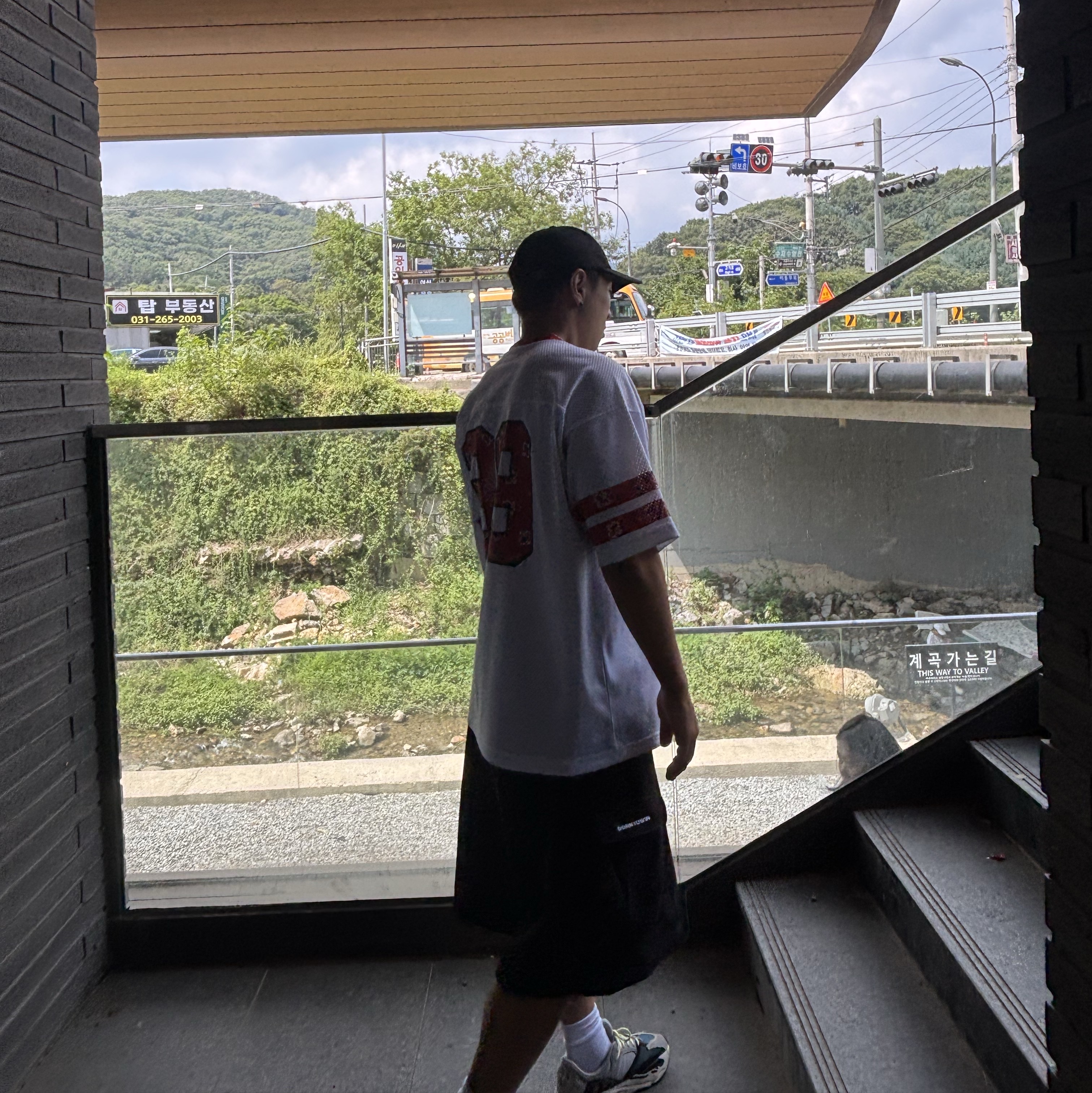 Supreme Bandana Football Jersey White - 25SS, Adidas Yeezy Boost 700 Wave Runner Solid Grey 2017/2019 착용 스타일 - 4