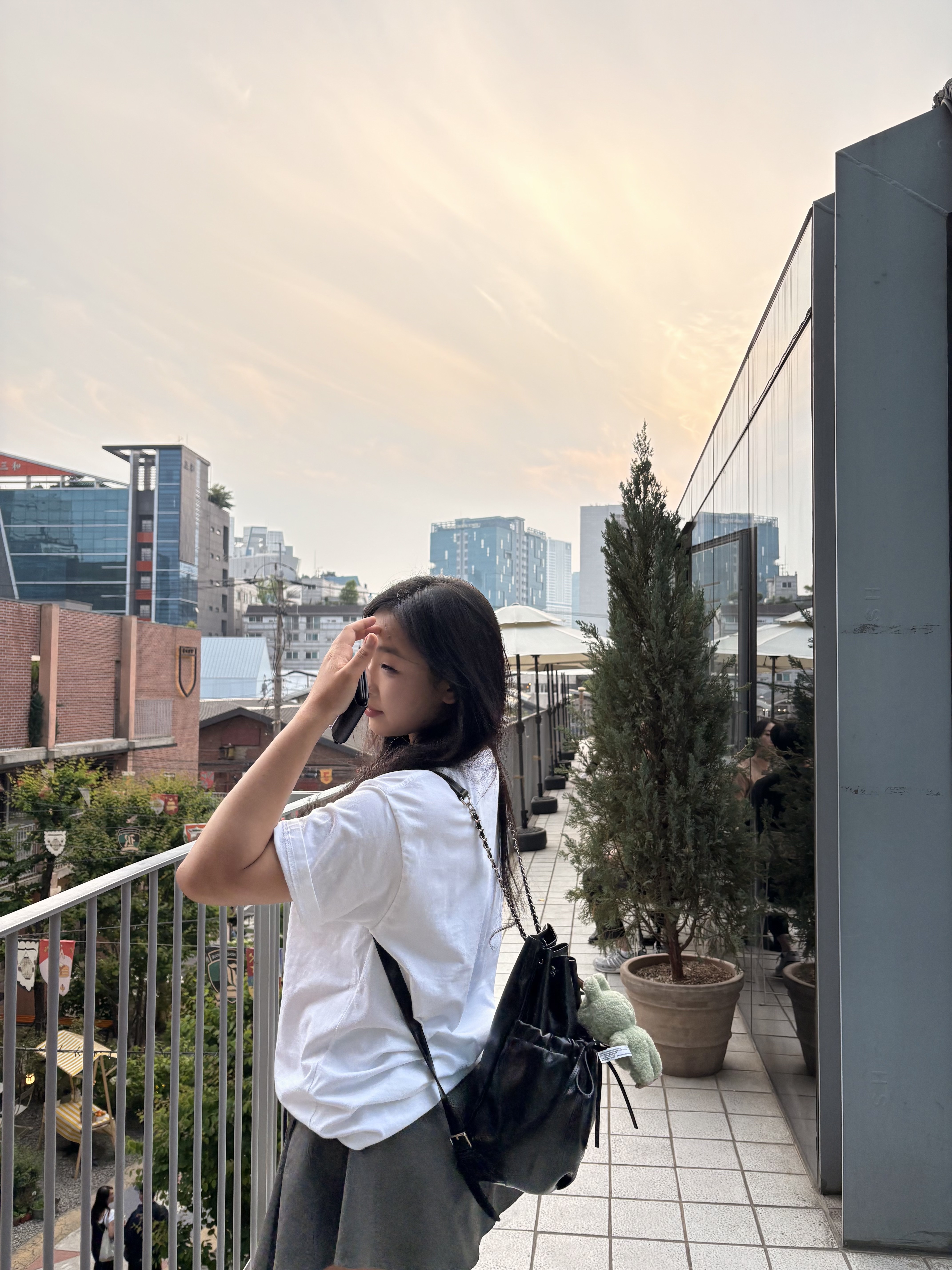Matin Kim Draw String Ribbon Back Pack Black, Matin Kim Accordion Wallet Black 착용 스타일 - 1