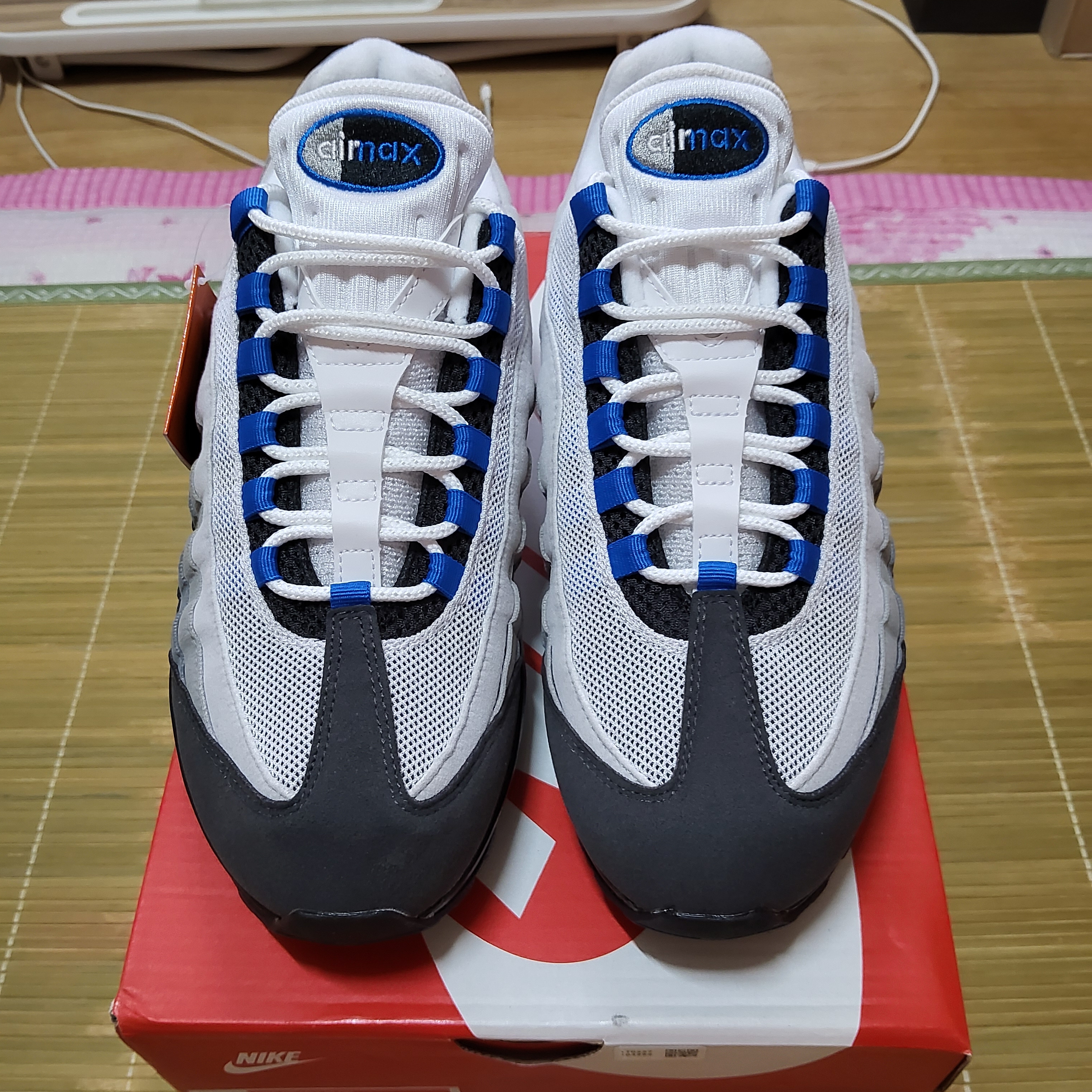 Nike Air Max 95 OG Cool Grey and Blue Spark 착용 스타일 - 2