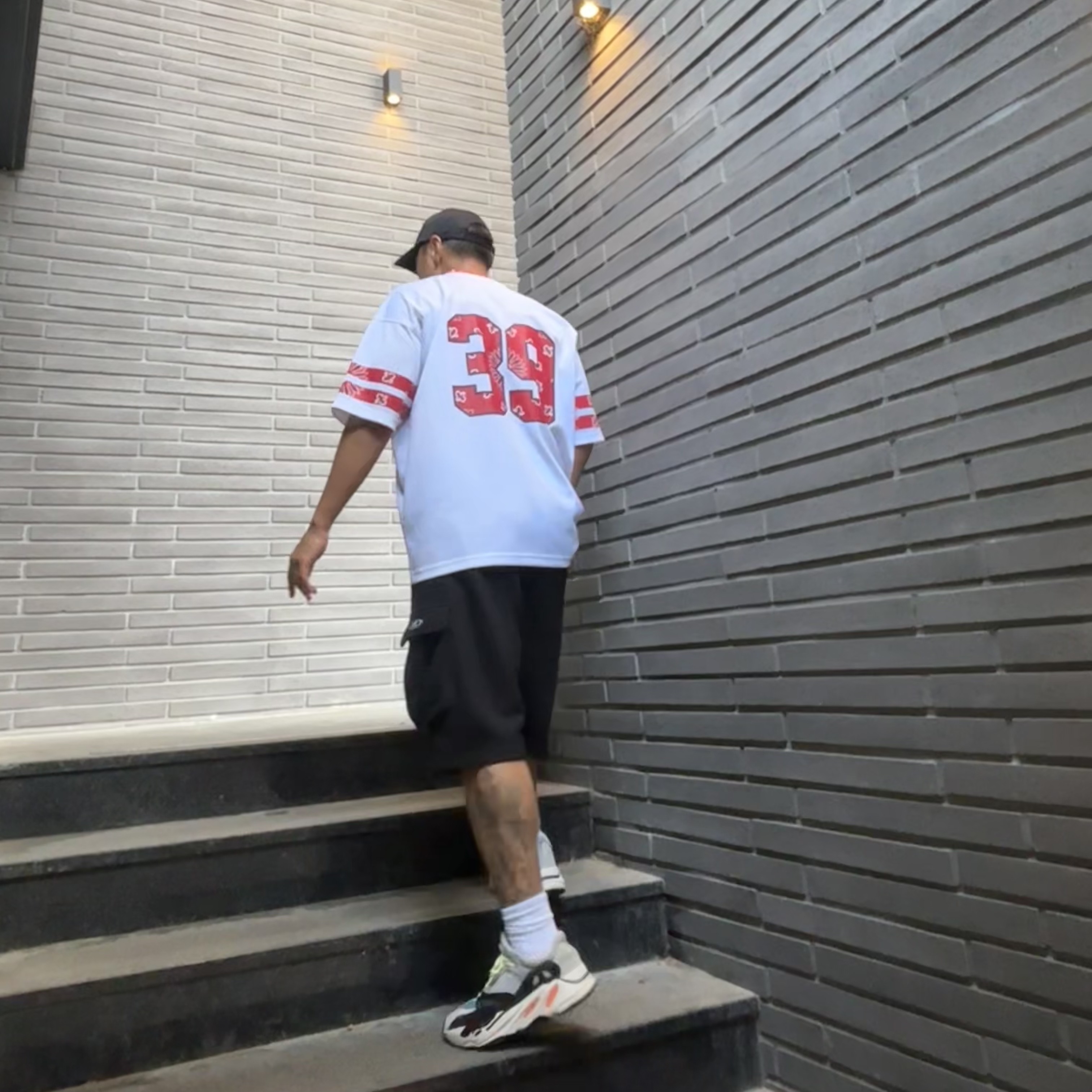 Supreme Bandana Football Jersey White - 25SS, Adidas Yeezy Boost 700 Wave Runner Solid Grey 2017/2019 착용 스타일 - 3