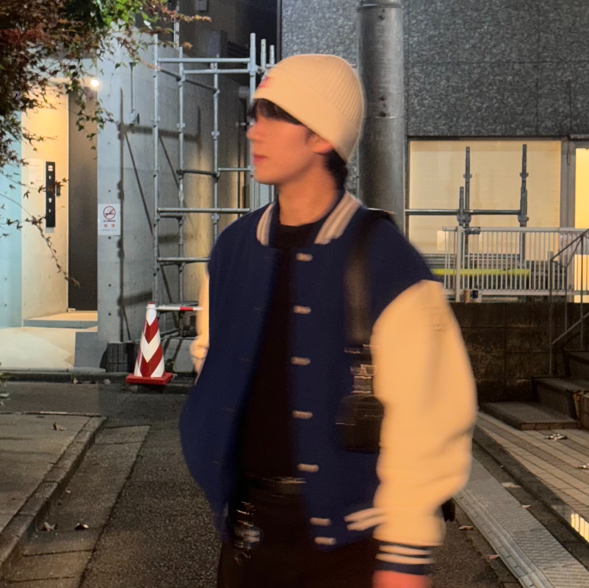 Diesel Bomber Jacket Leather and Wool Blue, Diesel K-Coder-G 2X2 Ribbed Beanie with Logo Patch White 착용 스타일 - 2