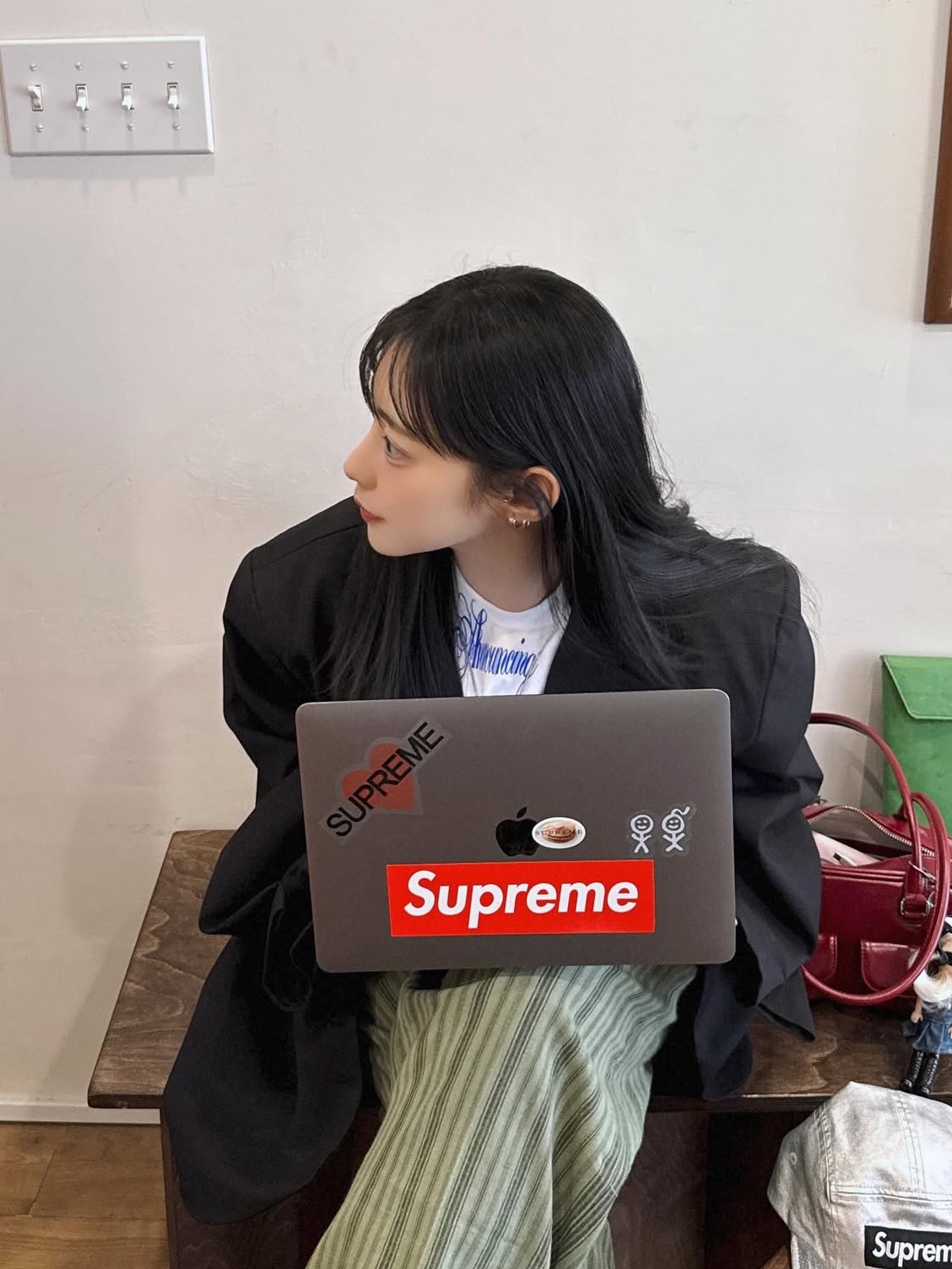 Supreme Announcing T-Shirt White - 25SS, Supreme Washed Chino Twill Camp Cap Silver - 25SS 착용 스타일 - 1