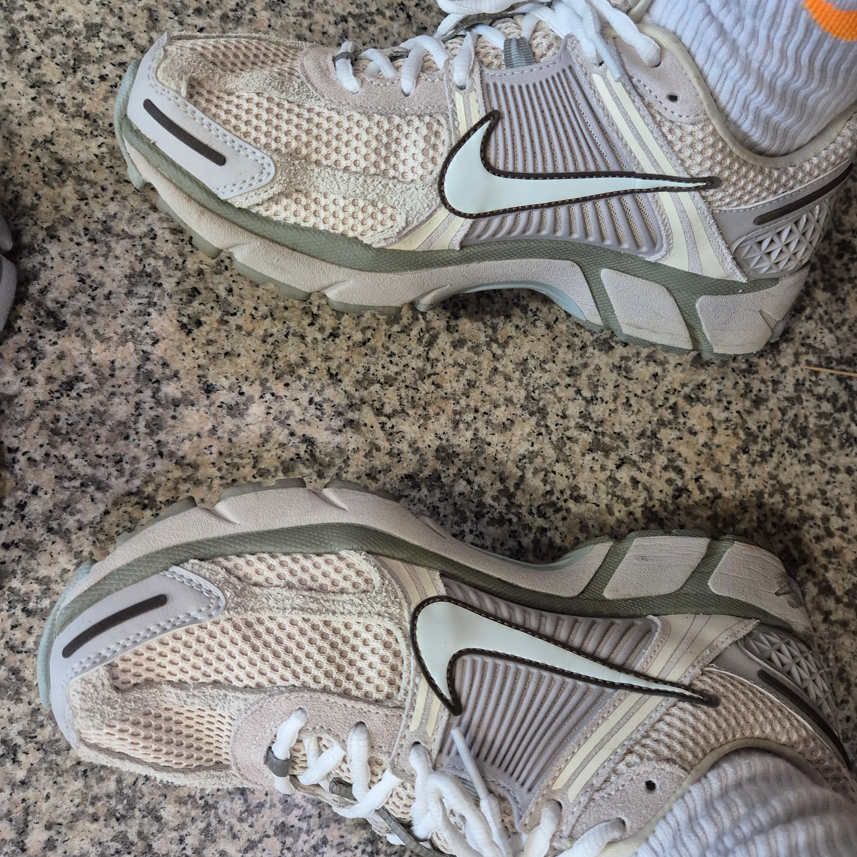 Nike Zoom Vomero 5 SE Light Orewood Brown 착용 스타일