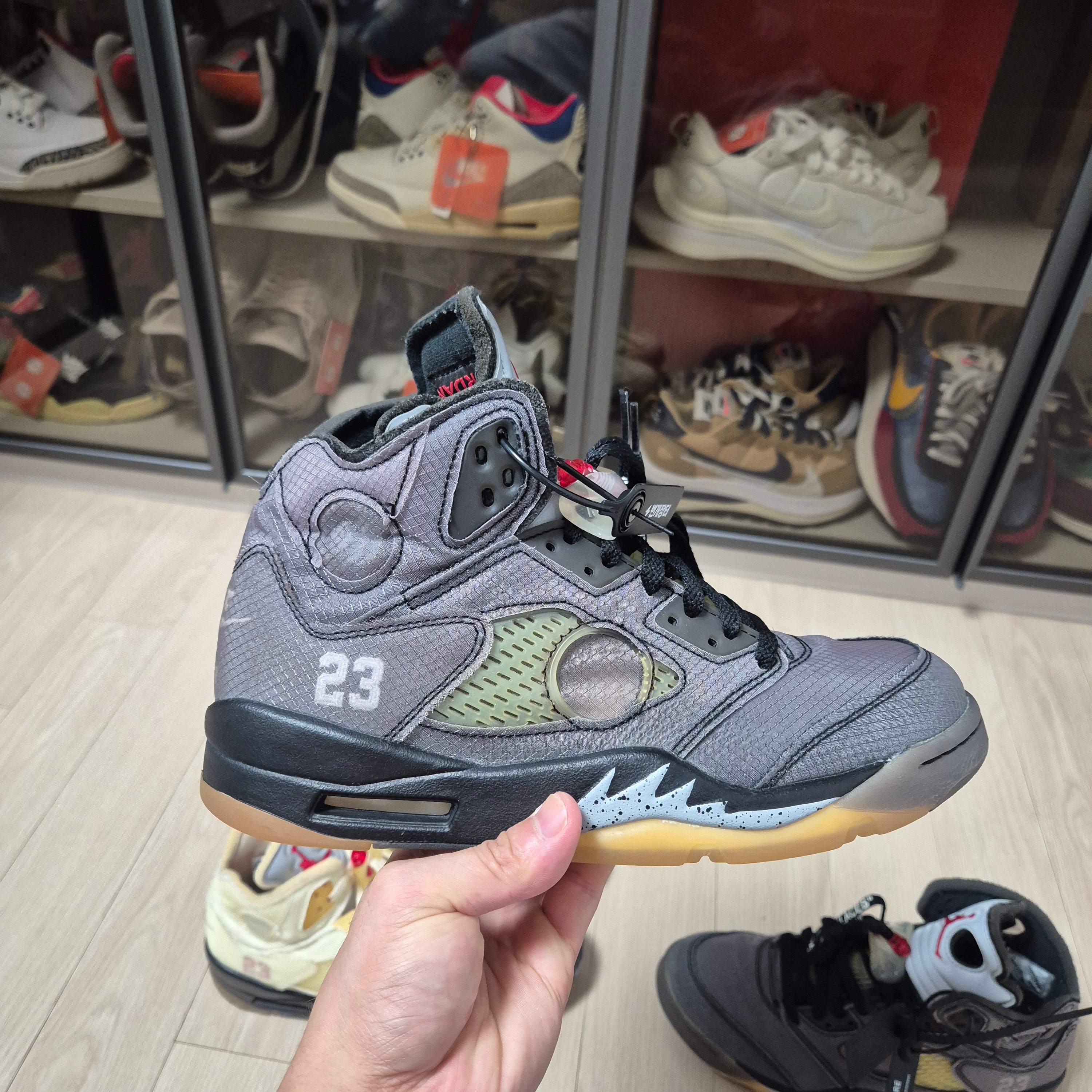 Jordan 5 x Off-White Retro SP Black Muslin, Jordan 5 x Off-White Retro SP Sail Fire Red 착용 스타일 - 8