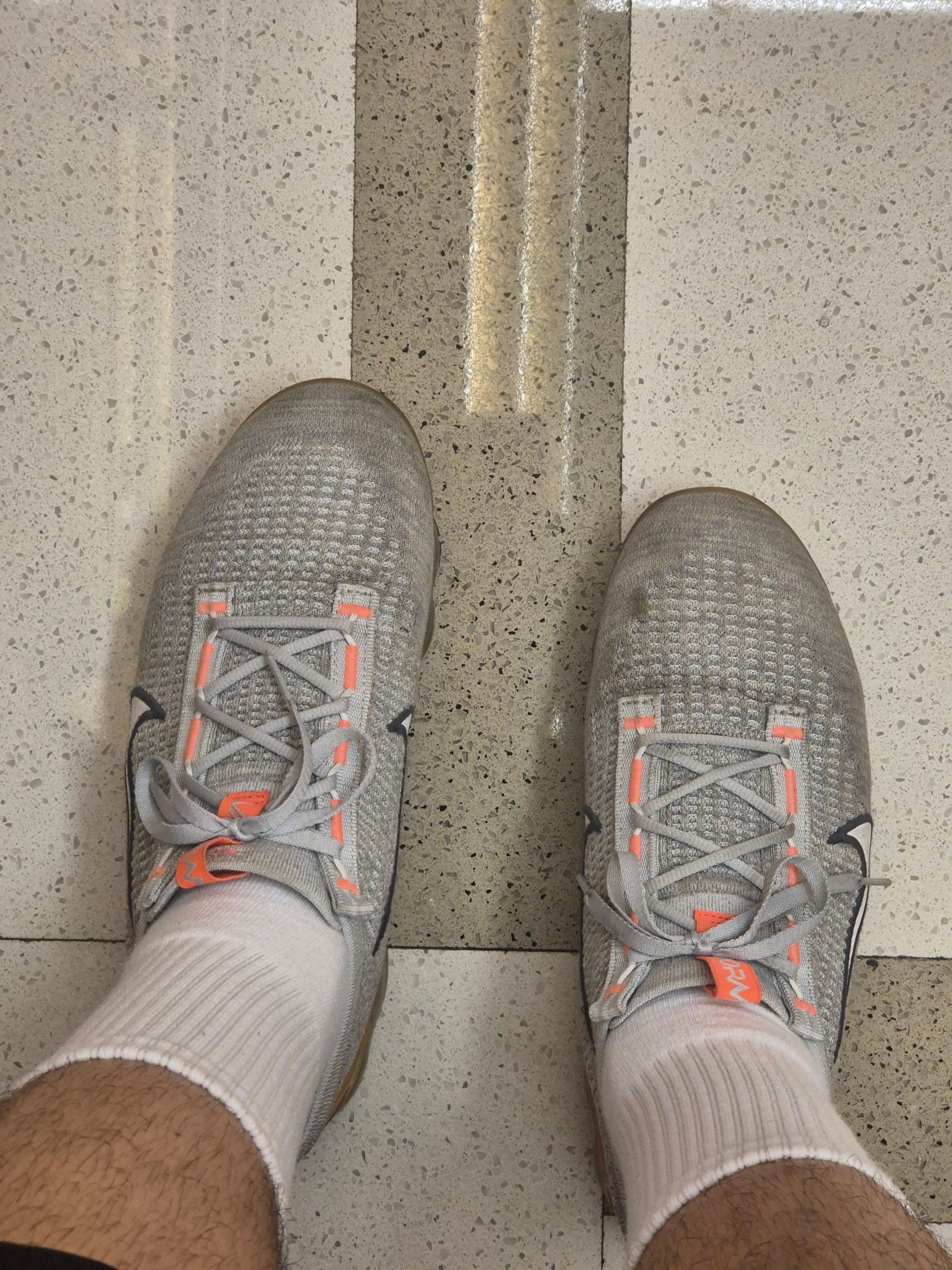Nike Air VaporMax 2021 Flyknit Grey Fog Bright Mango 착용 스타일