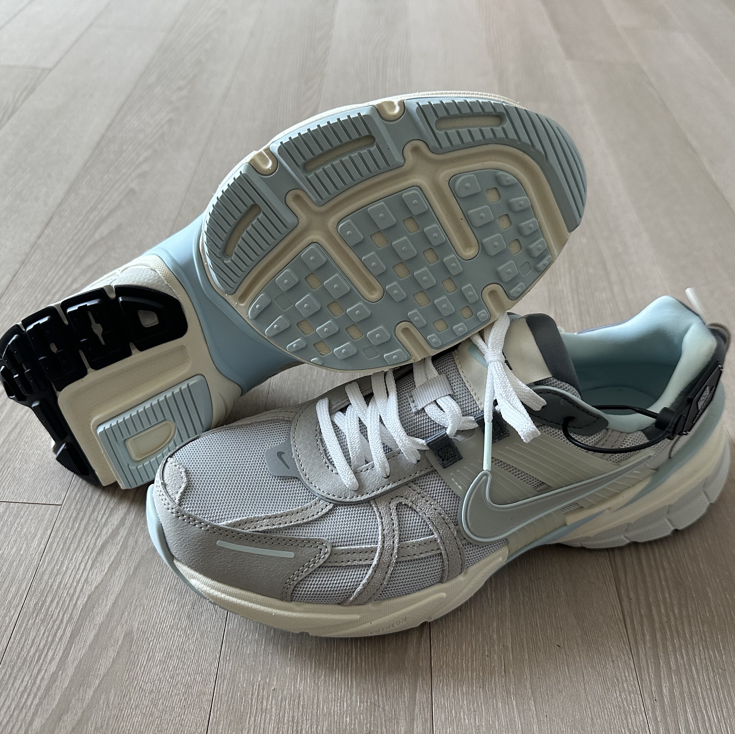 Nike V2K Run Light Bone Metallic Platinum 착용 스타일 - 1