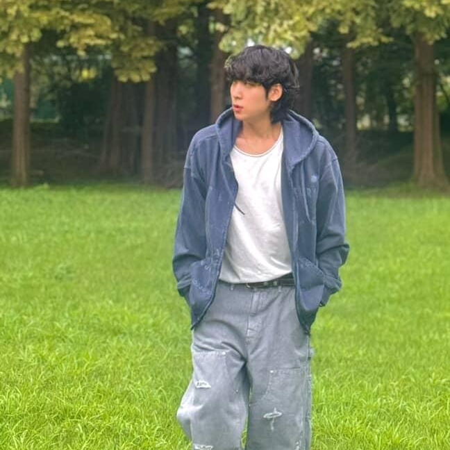 AMOU Pigment 2Way Hoodie Zip Up Navy 착용 스타일