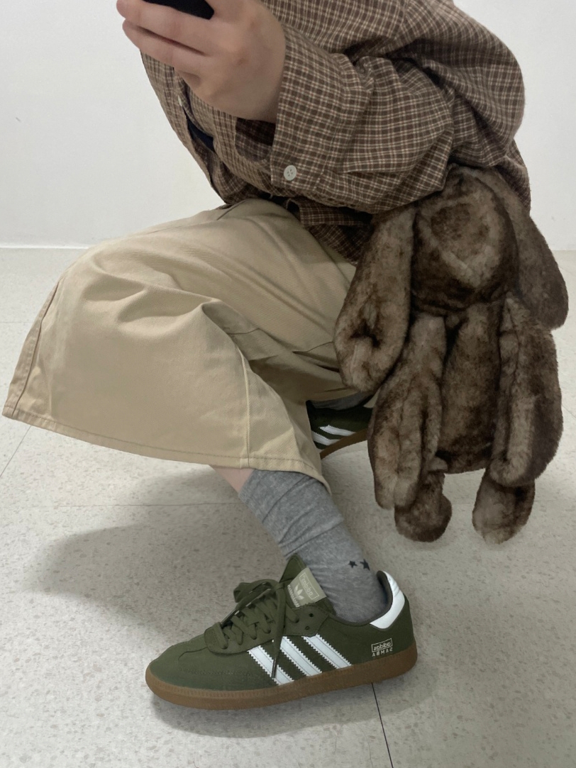 Adidas Samba OG Focus Olive Wonder White 착용 스타일 - 5