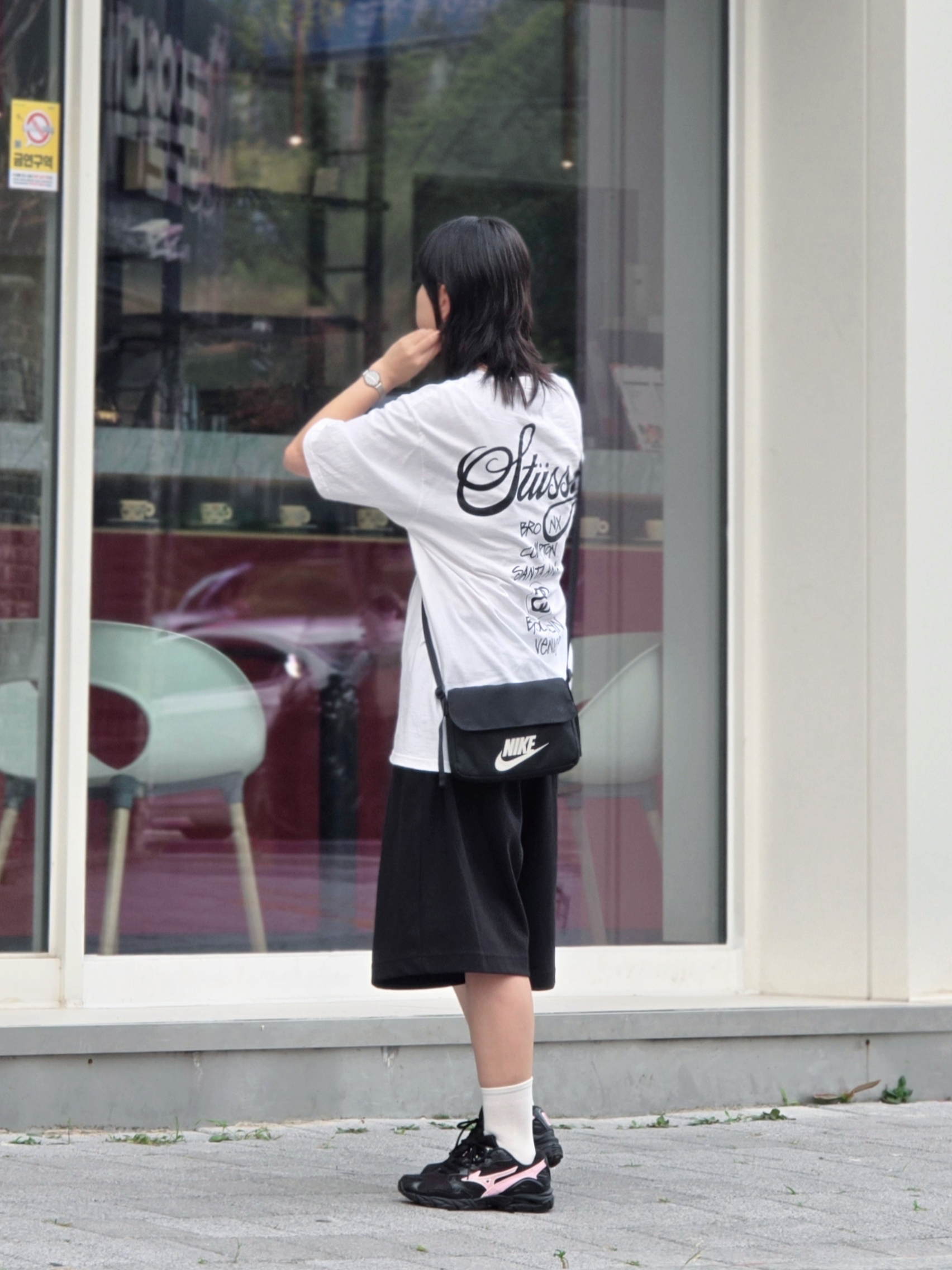 Stussy World Tour T-Shirt White 2024,2025, Nike NSW Futura 365 Crossbody Bag 3L Black 착용 스타일