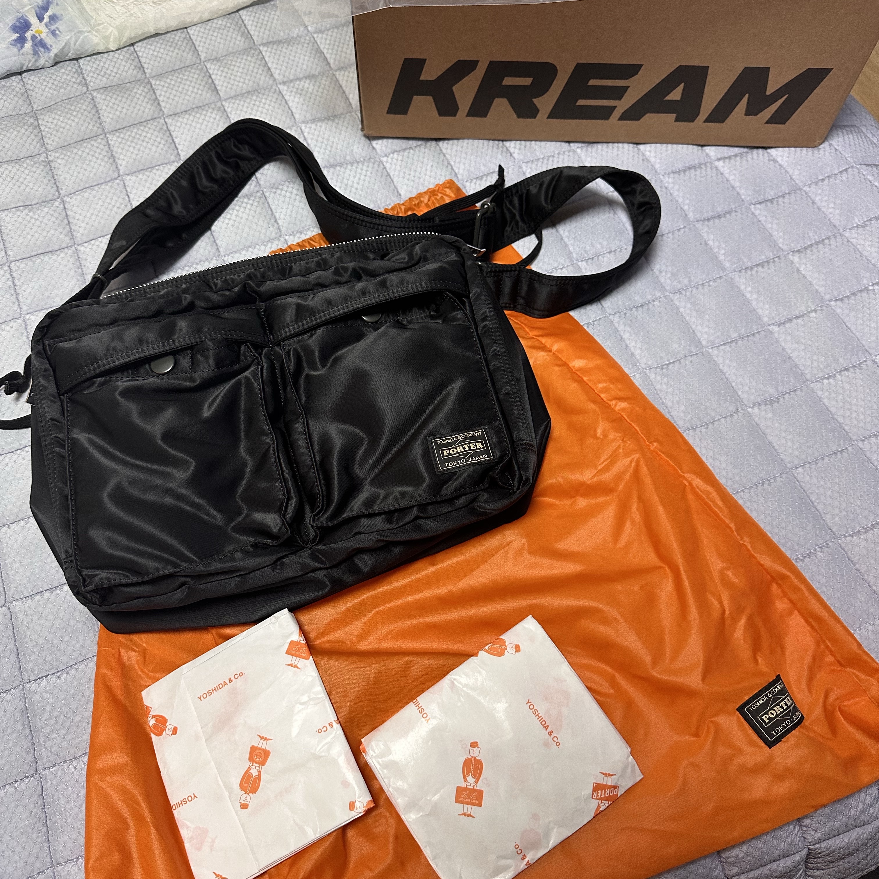 Porter All New Tanker Sling Bag Zip L Black 착용 스타일 - 3