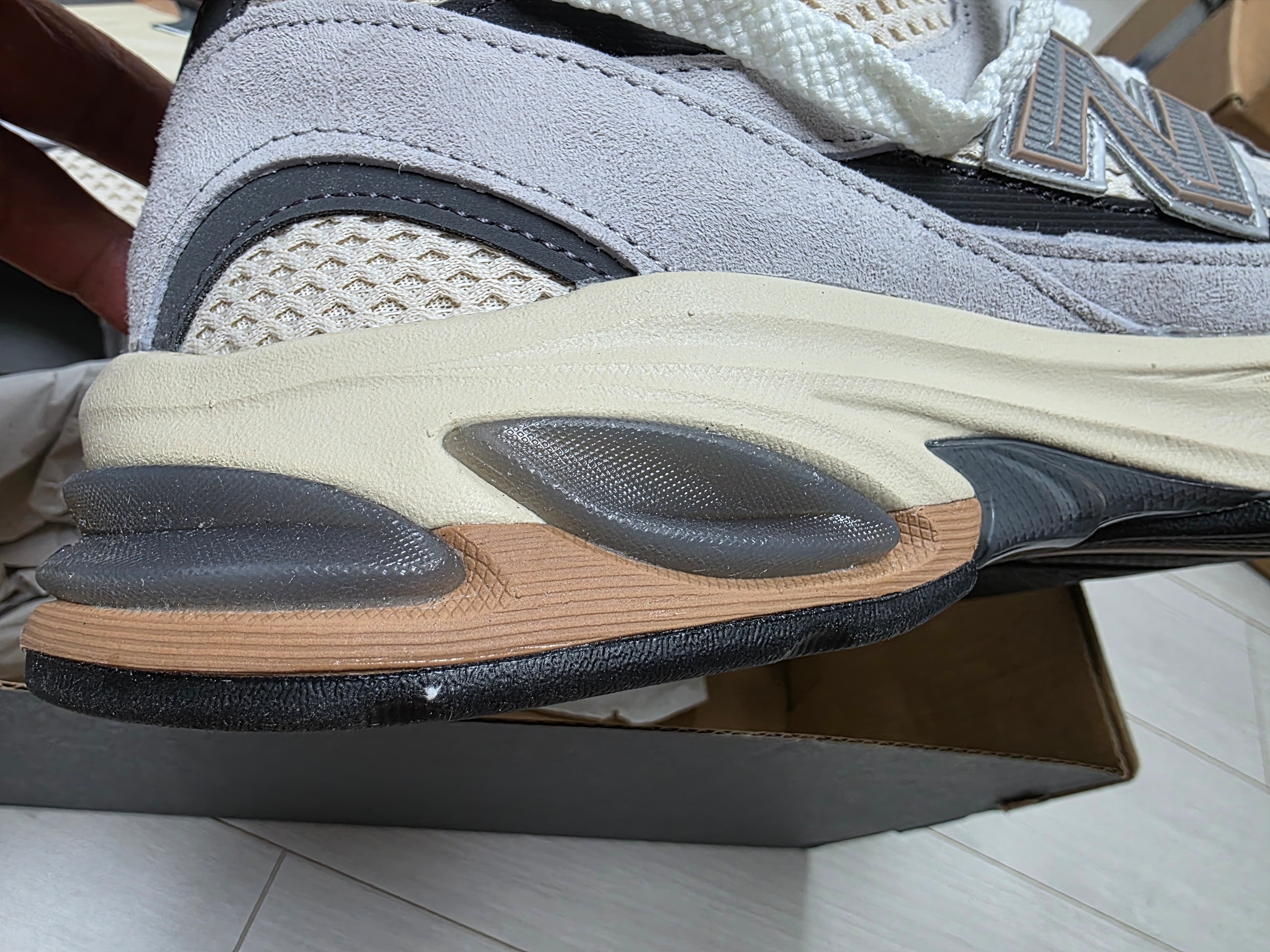 New Balance 2010 Brighton Grey Linen 착용 스타일 - 4