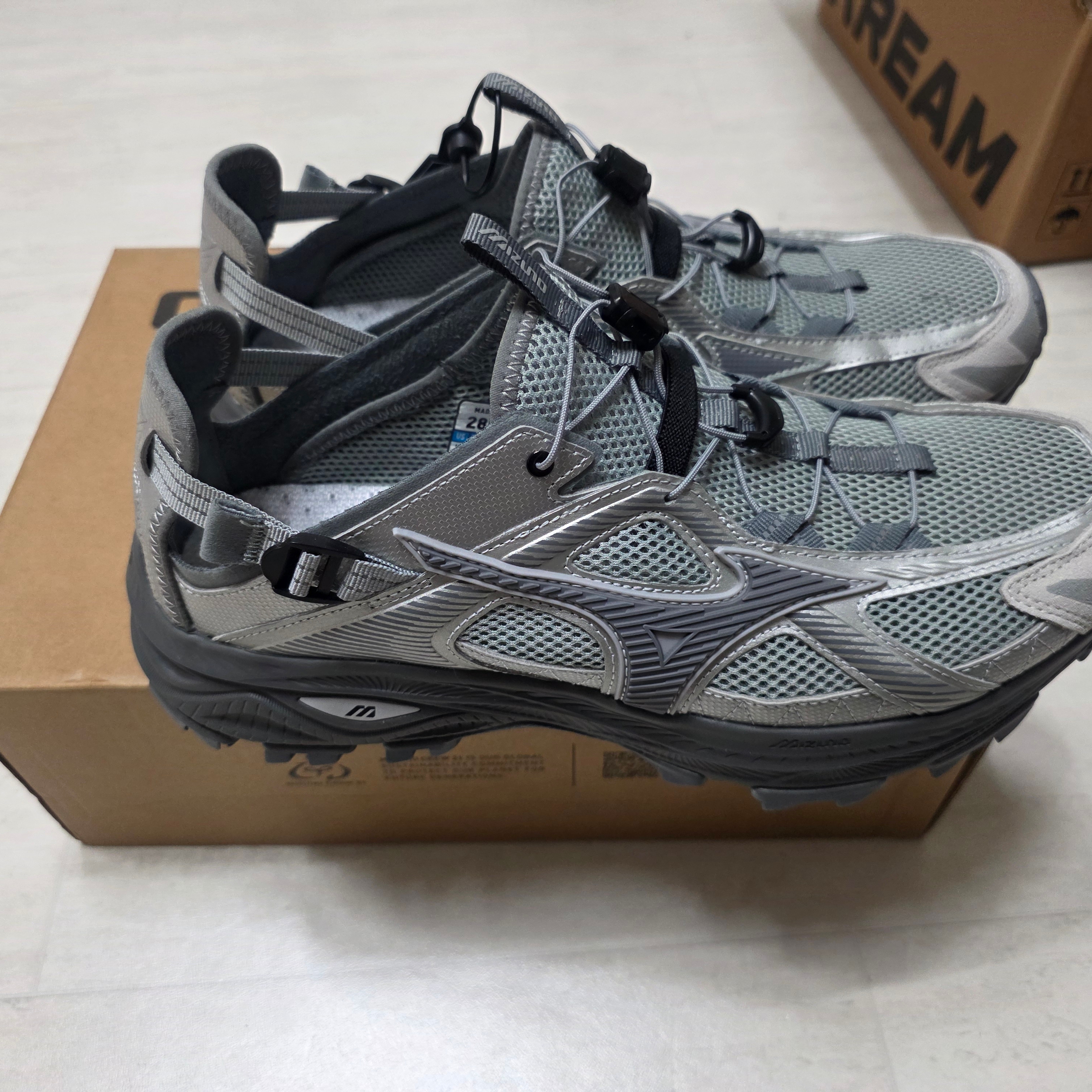 Mizuno Racer Trail SE Silver Grey 착용 스타일 - 2